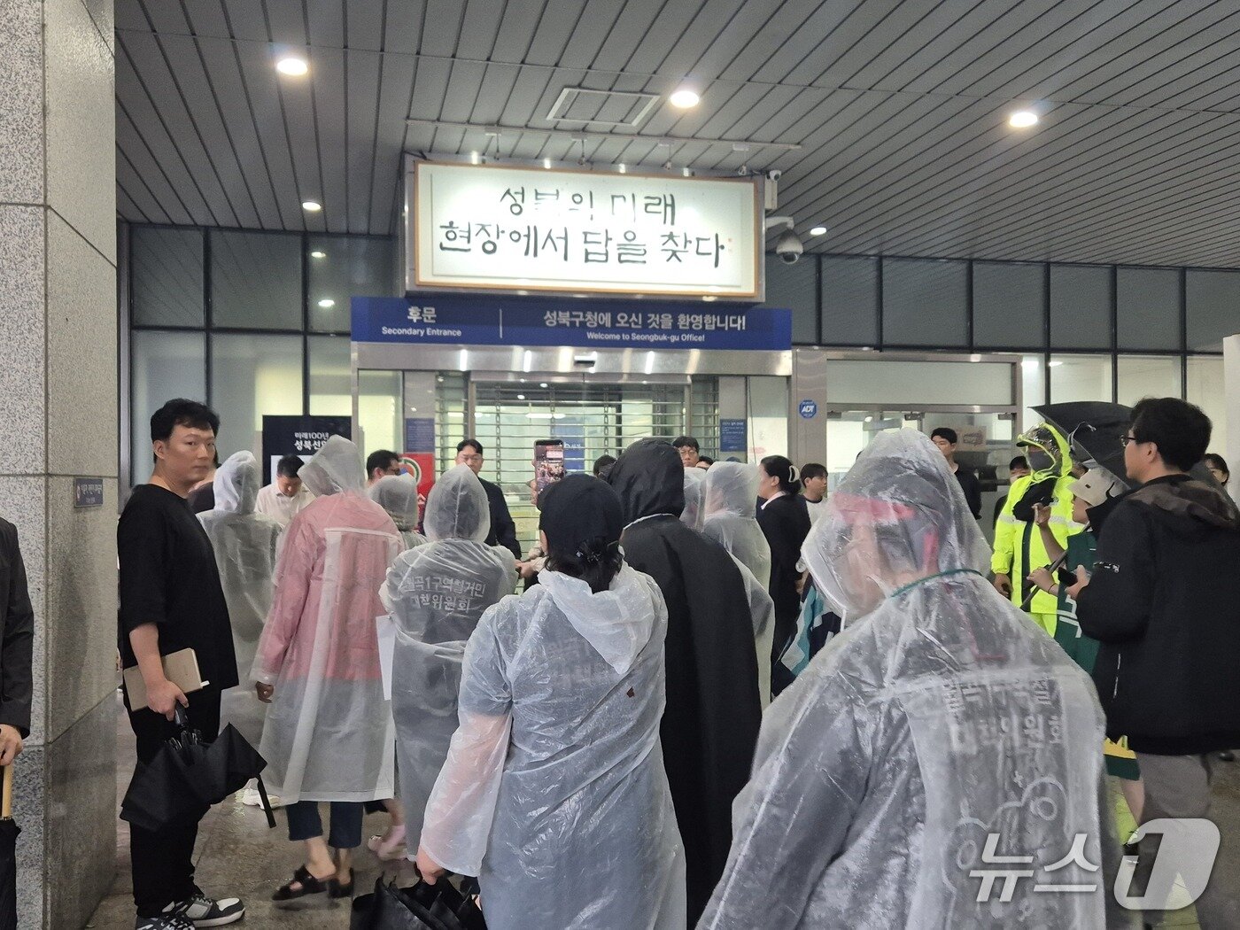 본문 이미지 - 17일 미아리 성노동자 이주대책위원회가 서울 성북구청 앞에서 명도집행 당시 CCTV 설치 등을 규탄하고 있다. 2025.7.17/뉴스1 ⓒ News1 신윤하 기자