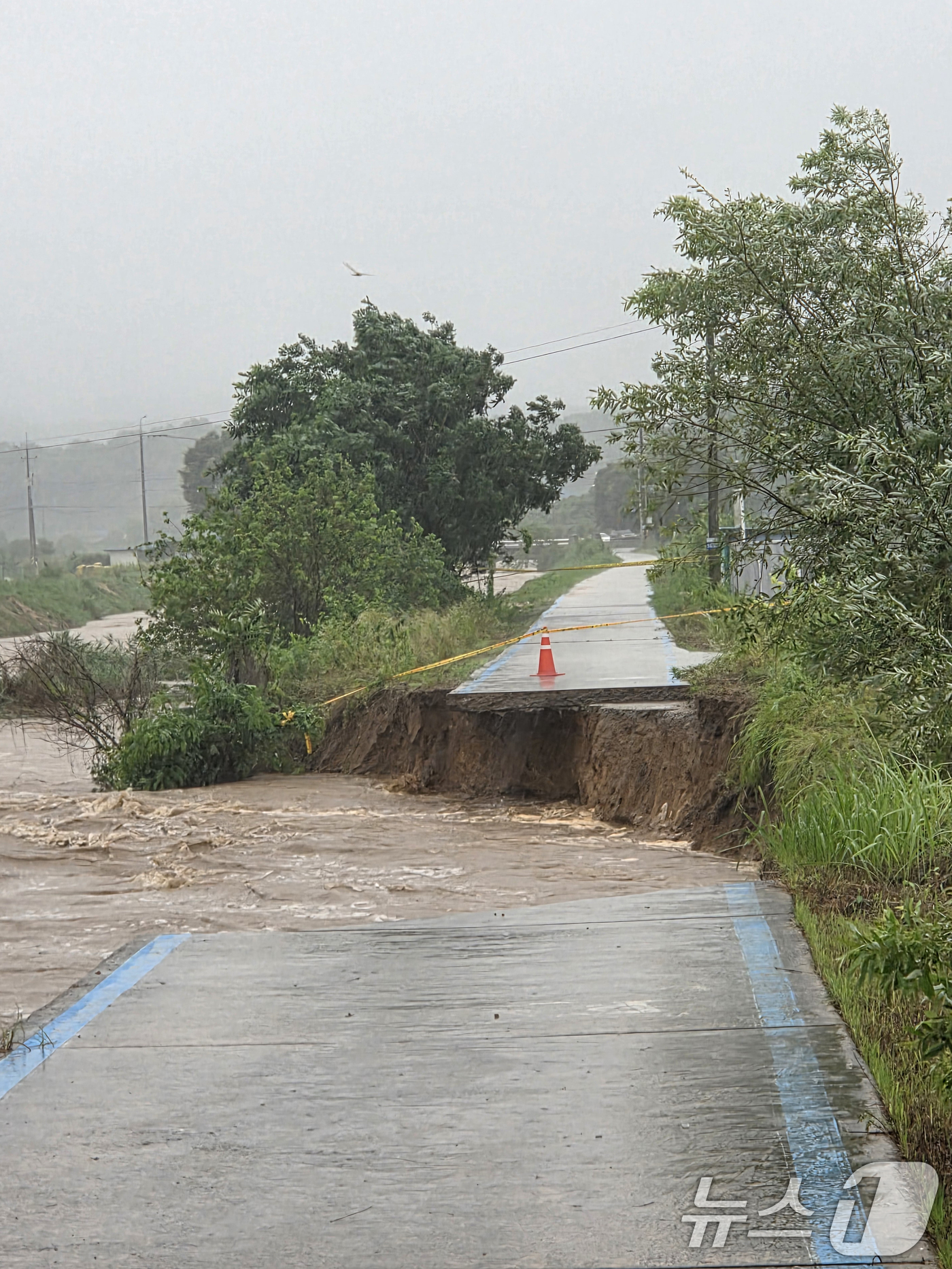 (청주=뉴스1) 김용빈 기자 = 밤사이 폭우가 쏟아진 17일 충북 괴산군 사리면 한 소하천 농로가 유실됐다.(충북소방본부 제공. 재판매 및 DB금지) 2025.17/뉴스1 2025 …
