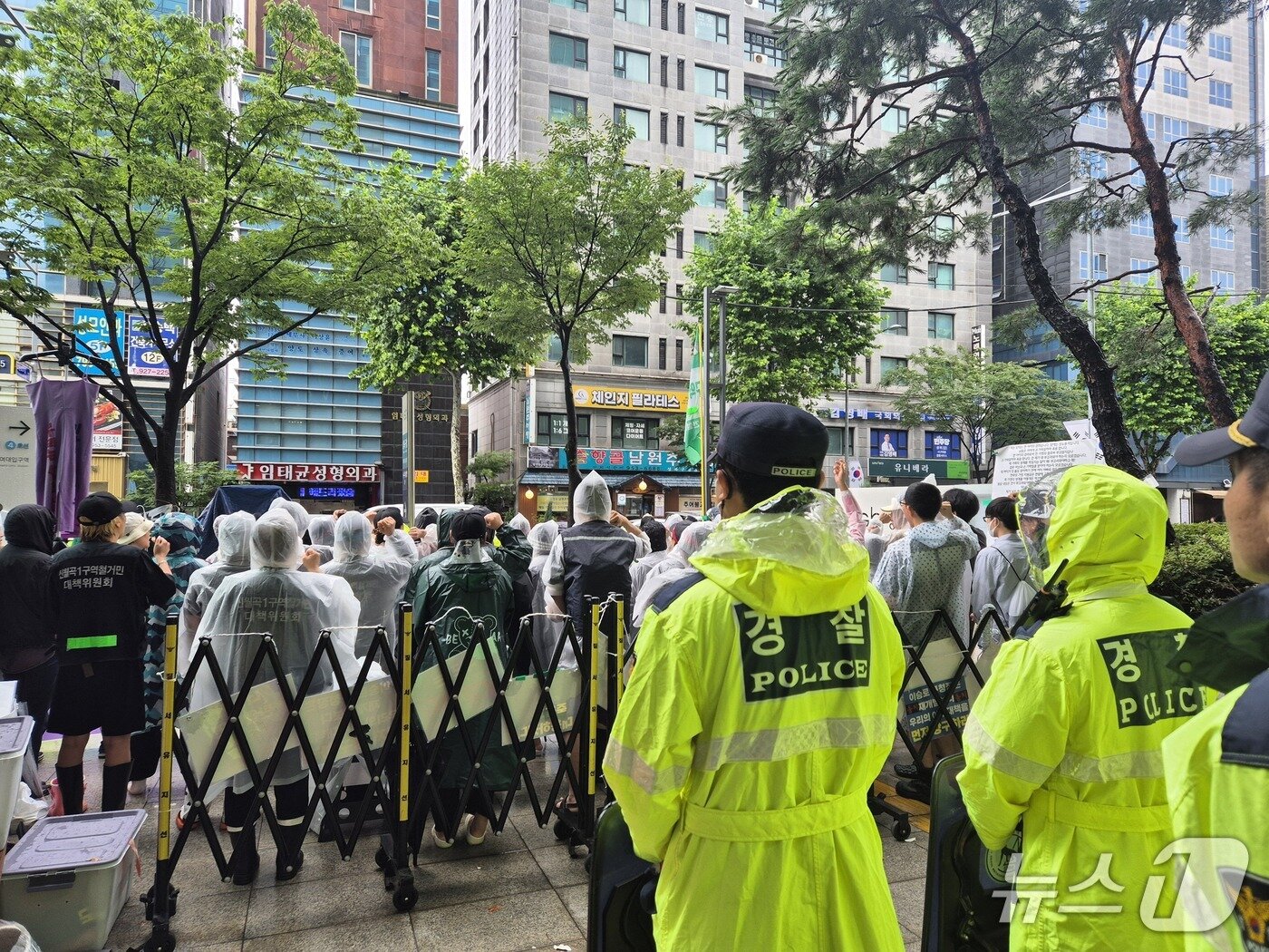 본문 이미지 - 17일 미아리 성노동자 이주대책위원회가 서울 성북구청 앞에서 명도집행 당시 CCTV 설치 등을 규탄하는 기자회견을 열고 있다. 2025.7.17/뉴스1 ⓒ News1 신윤하 기자