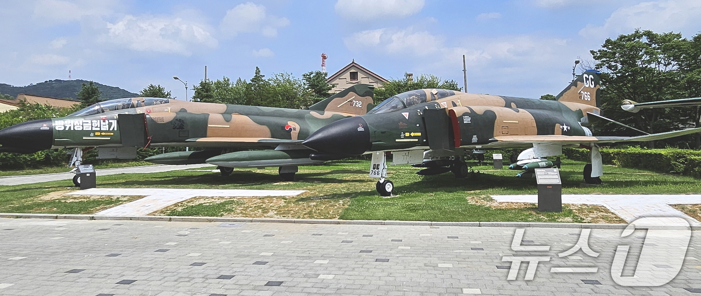 (서울=뉴스1) = 전쟁기념사업회는 오는 20일부터 전쟁기념관 야외전시장에서 F-4D 팬텀기를 공개한다고 17일 밝혔다.사진은 전쟁기념관 야외전시장에 대한민국 공군 운용 F-4D와 …