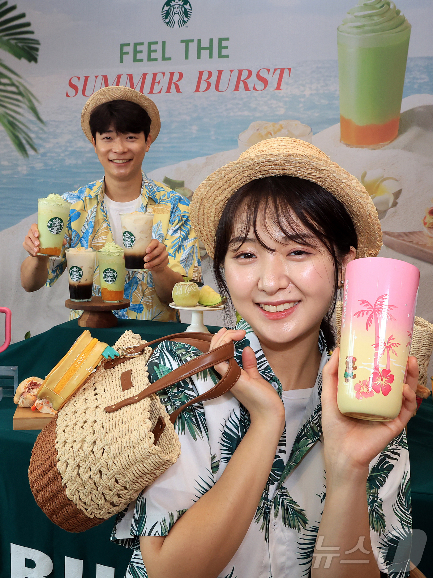 (서울=뉴스1) 김진환 기자 = 17일 오전 서울 용산구 스타벅스 서울역 아카데미에서 모델들이 스타벅스 두 번째 여름 프로모션 음료와 푸드를 소개하고 있다.스타벅스는 오는 21일부 …