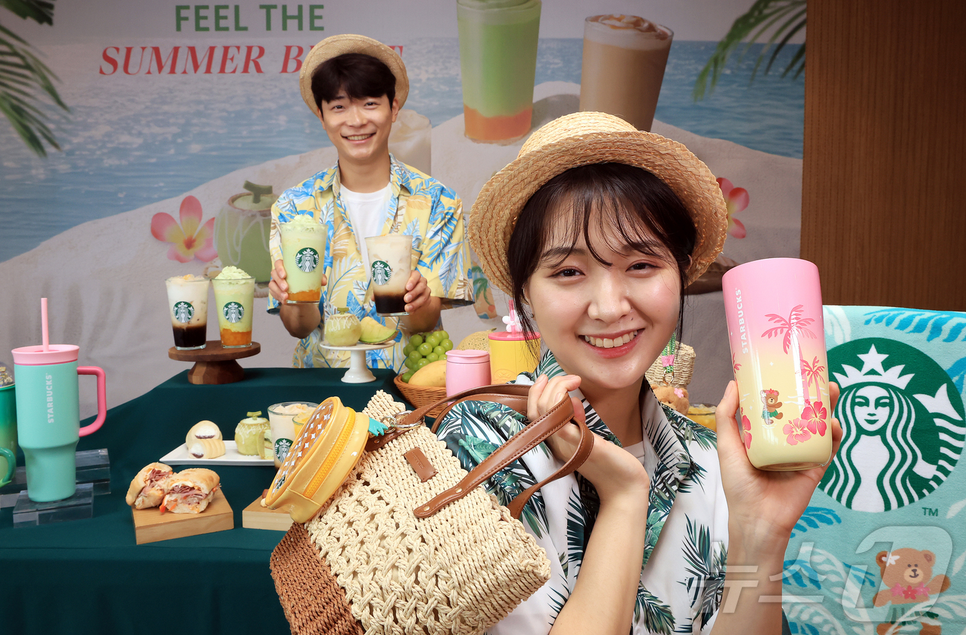 (서울=뉴스1) 김진환 기자 = 17일 오전 서울 용산구 스타벅스 서울역 아카데미에서 모델들이 스타벅스 두 번째 여름 프로모션 음료와 푸드를 소개하고 있다.스타벅스는 오는 21일부 …