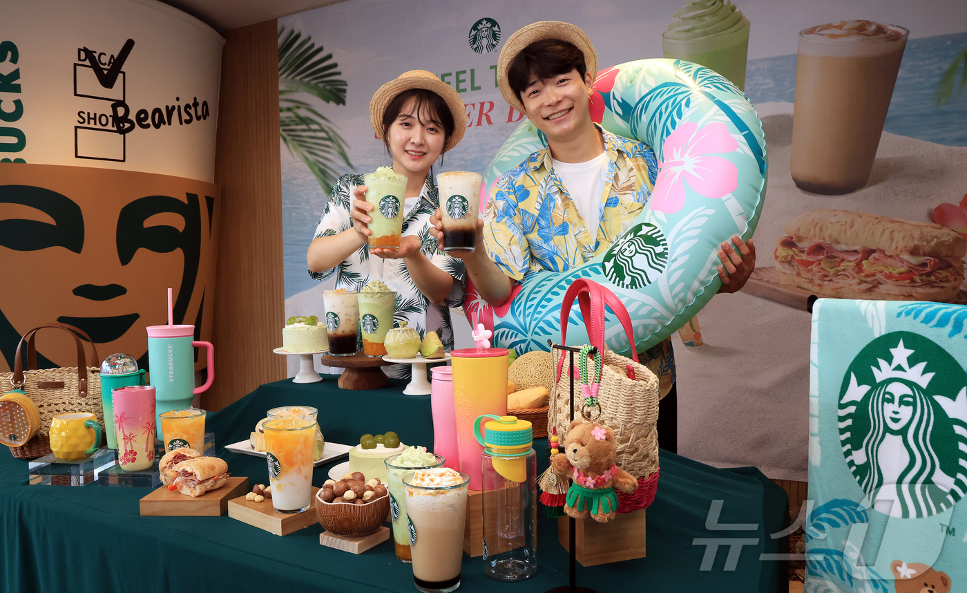 (서울=뉴스1) 김진환 기자 = 17일 오전 서울 용산구 스타벅스 서울역 아카데미에서 모델들이 스타벅스 두 번째 여름 프로모션 음료와 푸드를 소개하고 있다.스타벅스는 오는 21일부 …