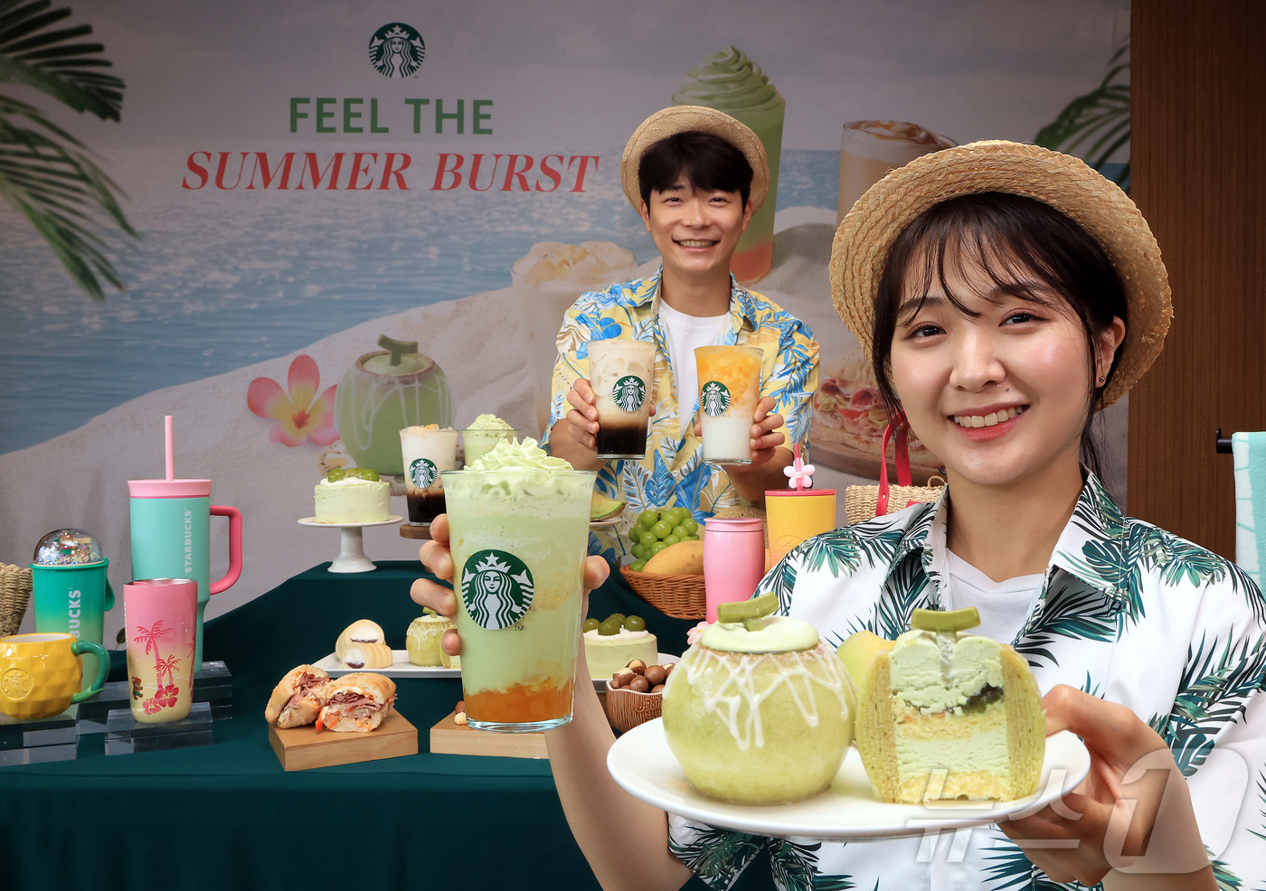 (서울=뉴스1) 김진환 기자 = 17일 오전 서울 용산구 스타벅스 서울역 아카데미에서 모델들이 스타벅스 두 번째 여름 프로모션 음료와 푸드를 소개하고 있다.스타벅스는 오는 21일부 …