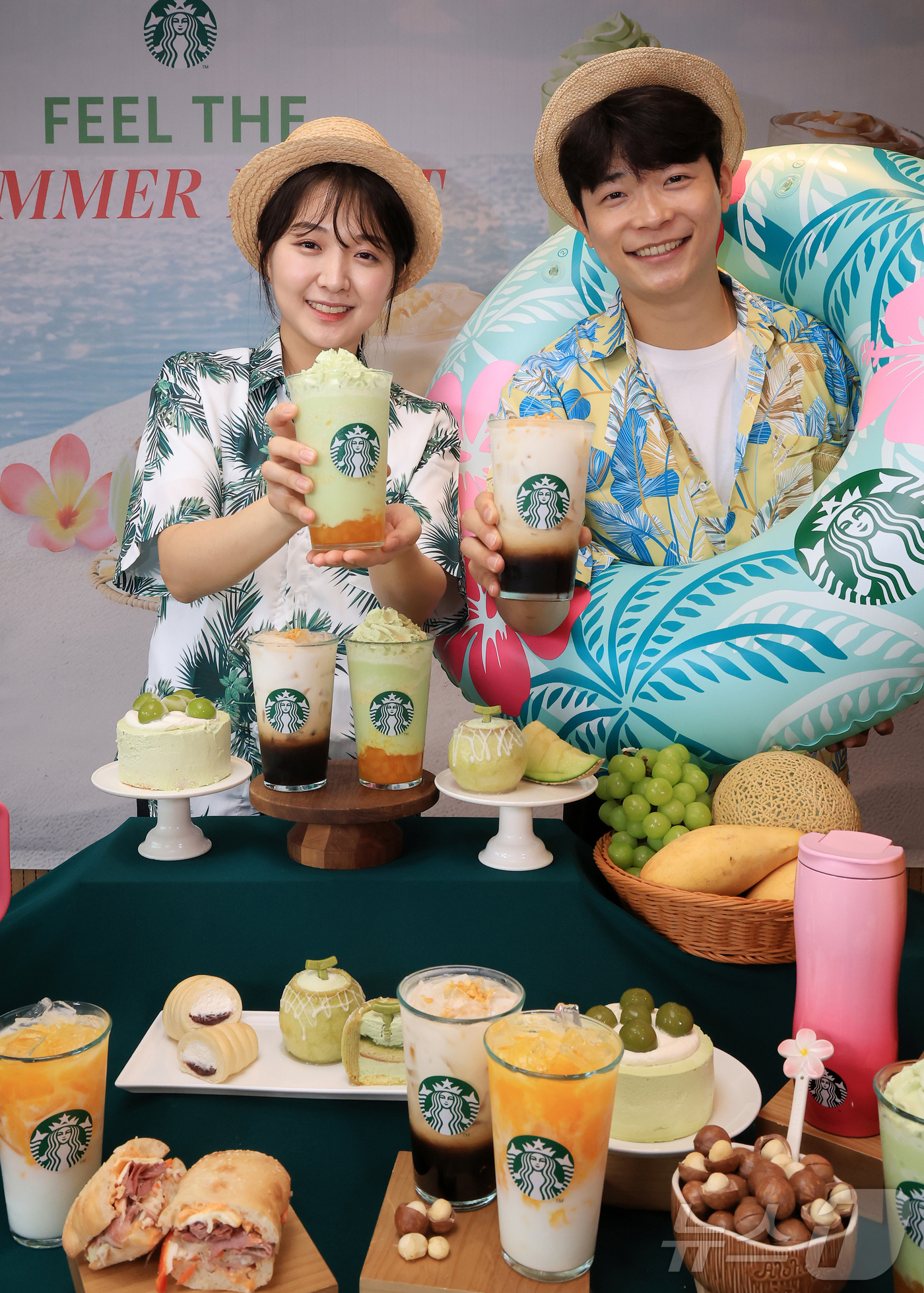 (서울=뉴스1) 김진환 기자 = 17일 오전 서울 용산구 스타벅스 서울역 아카데미에서 모델들이 스타벅스 두 번째 여름 프로모션 음료와 푸드를 소개하고 있다.스타벅스는 오는 21일부 …