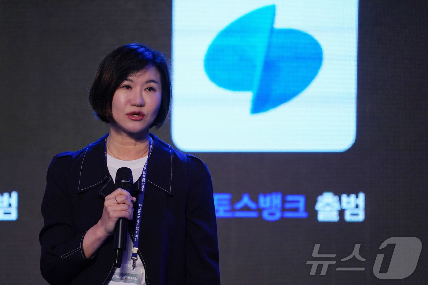 본문 이미지 - 이은미 토스뱅크 대표가 17일 제주 롯데호텔에서 열린 ‘2025 한경협 CEO 제주하계포럼’에서 &#39;디지털 뱅킹의 미래와 토스뱅크의 성공방정식&#39;을 주제로 발표하고 있다. &#40;한국경제인협회 제공&#41; ⓒ News1 최동현 기자