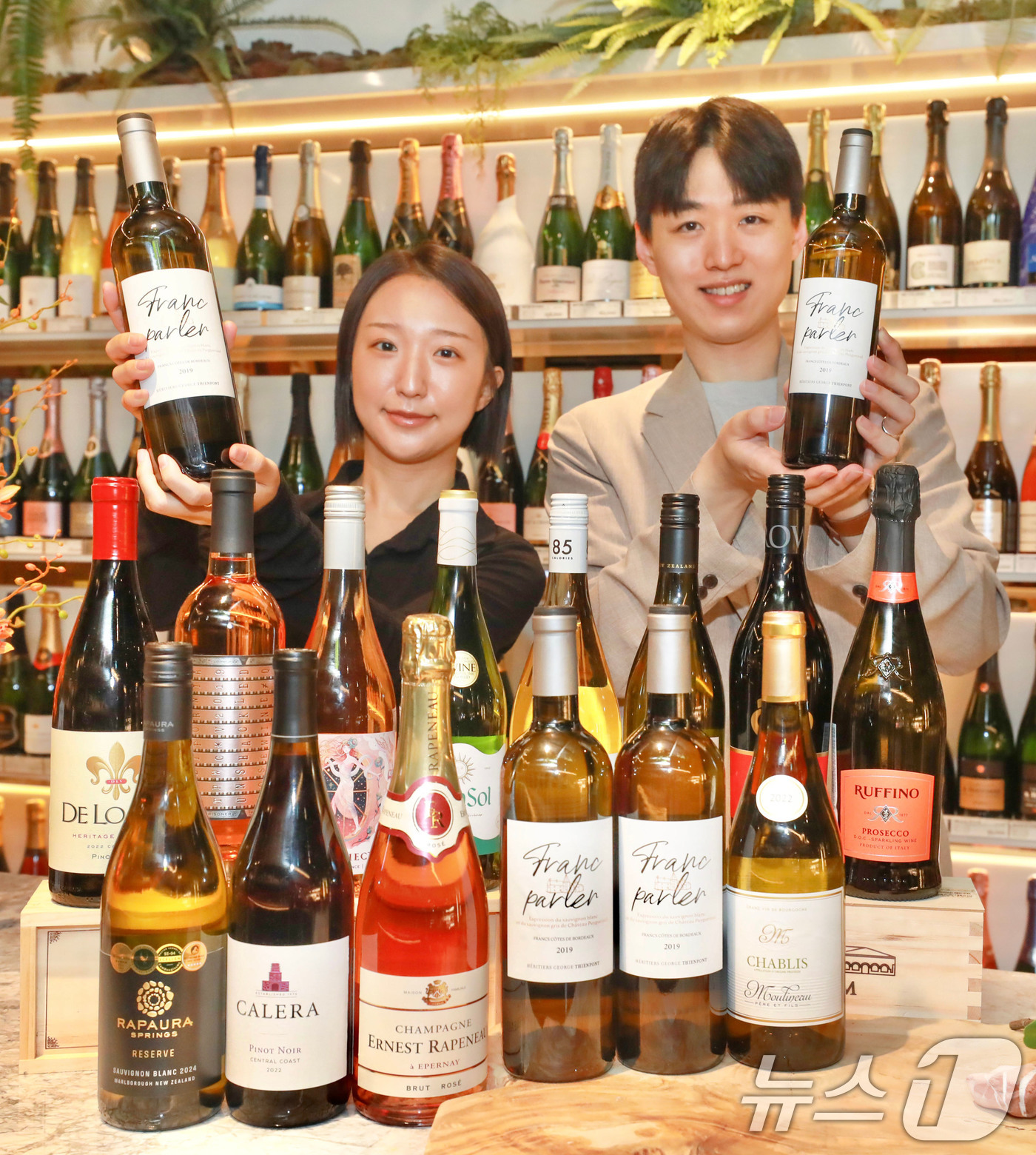 (서울=뉴스1) = 현대백화점은 오는 18일부터 전점 식품관 와인 매장에서 최저가 와인 행사 '와인 쇼크 쓰리 데이즈'를 진행한다고 밝혔다.17일 서울 강남구 현대백화점 무역센터점 …