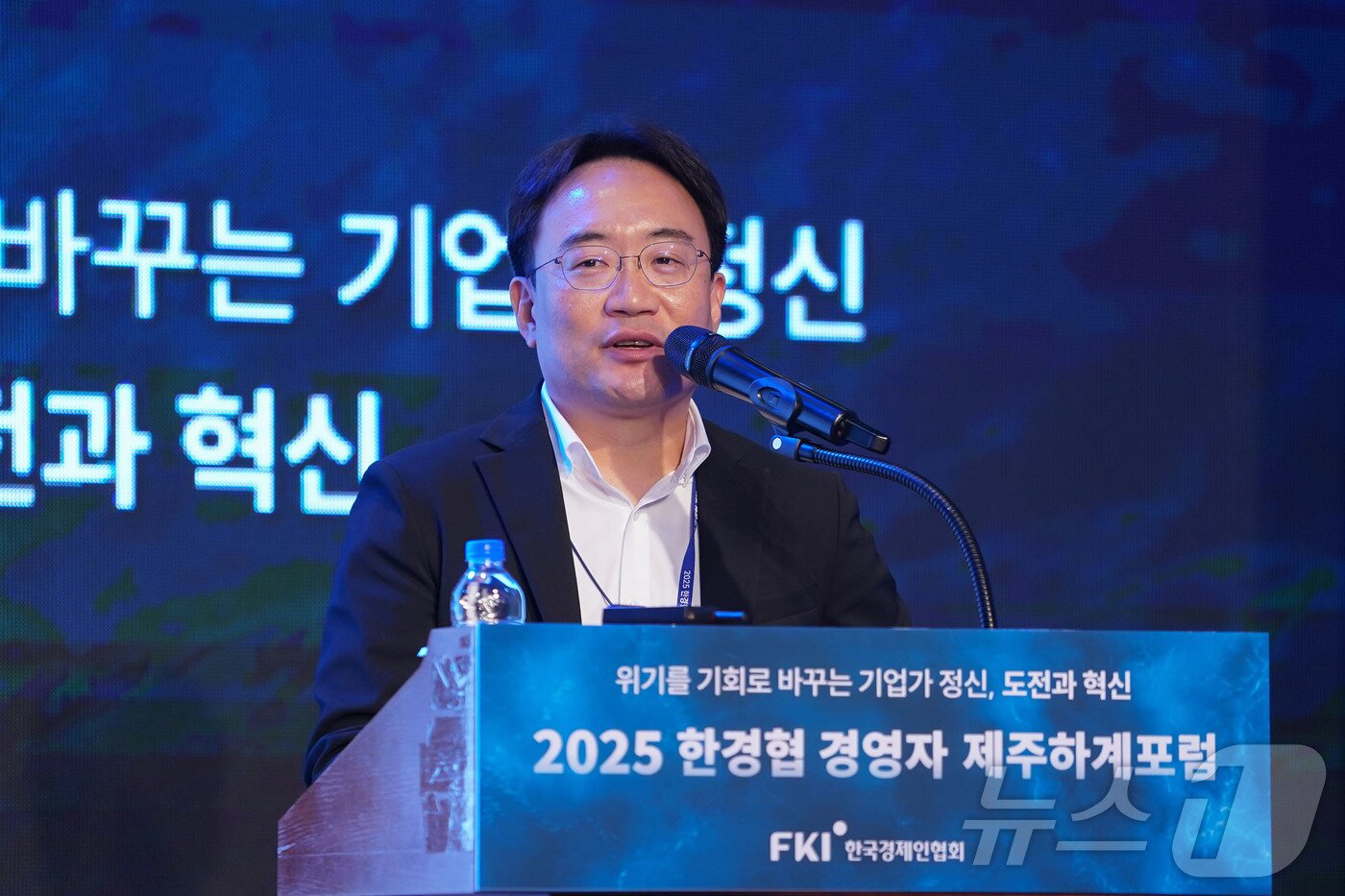본문 이미지 - 현동진 현대자동차 로보틱스랩장이 17일 제주 롯데호텔에서 열린 ‘2025 한경협 CEO 제주하계포럼’에서 &#39;사람을 위한 공간과 Interactive 기술, Robotics&#39;를 주제로 발표하고 있다.&#40;한국경제인협회 제공&#41; ⓒ News1 최동현 기자