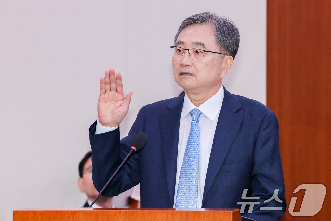 (서울=뉴스1) 안은나 기자 = 조현 외교부 장관 후보자가 17일 서울 여의도 국회 외교통일위원회에서 열린 인사청문회에 출석해 선서를 하고 있다. 2025.7.17/뉴스1