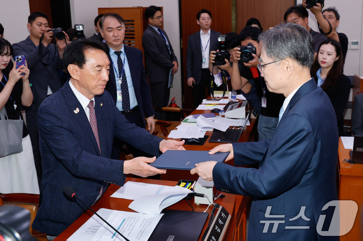 (서울=뉴스1) 안은나 기자 = 조현 외교부 장관 후보자가 17일 서울 여의도 국회 외교통일위원회에서 열린 인사청문회에 출석해 선서문을 김석기 위원장에게 전달하고 있다. 2025. …