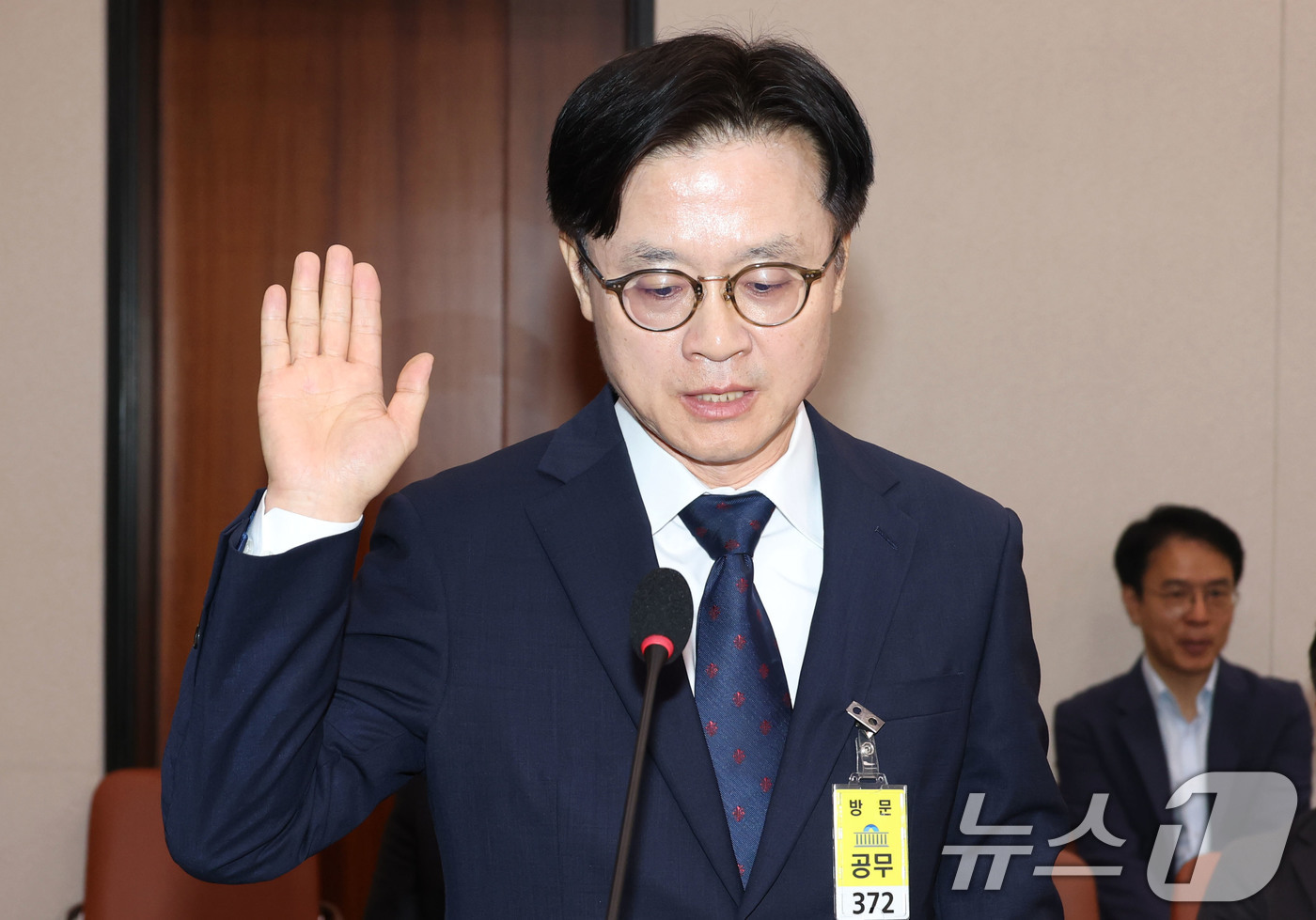 (서울=뉴스1) 이광호 기자 = 김정관 산업통상자원부 장관 후보자가 17일 오전 서울 여의도 국회 산업통상자원위원회 전체회의장에서 열린 인사청문회에서 선서하고 있다.  2025.7 …