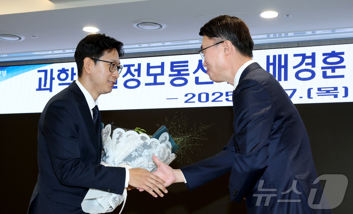 (세종=뉴스1) 김기남 기자 = 배경훈 과학기술정보통신부 장관이 17일 정부세종청사 과기정통부 대강당에서 열린 취임식을 마친 뒤 류제명 2차관으로부터 꽃다발을 받고 있다. 2025 …