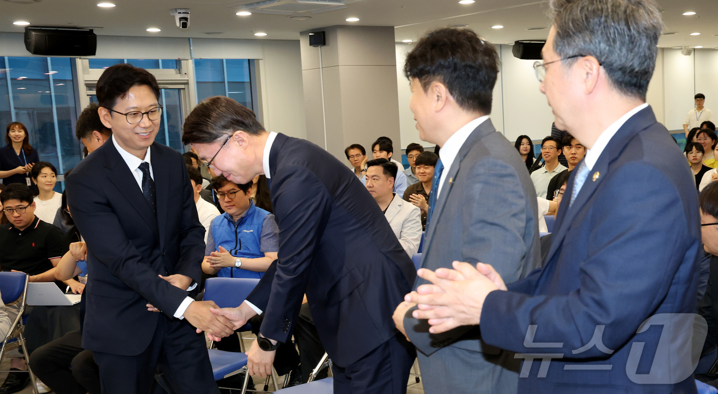 (세종=뉴스1) 김기남 기자 = 배경훈 과학기술정보통신부 장관(왼쪽)이 17일 정부세종청사 과기정통부 대강당에서 열린 취임식을 마친 뒤 류제명 2차관, 박인규 과학기술혁신본부장, …