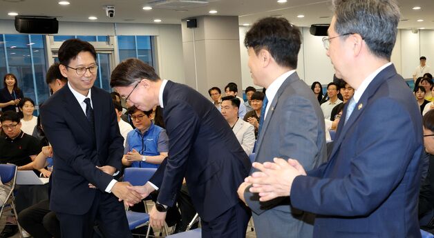 인사 나누는 배경훈 신임 과기정통부 장관