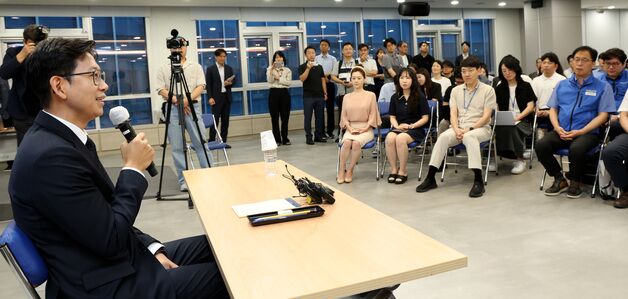 직원들과 대화하는 배경훈 과기정통부 장관