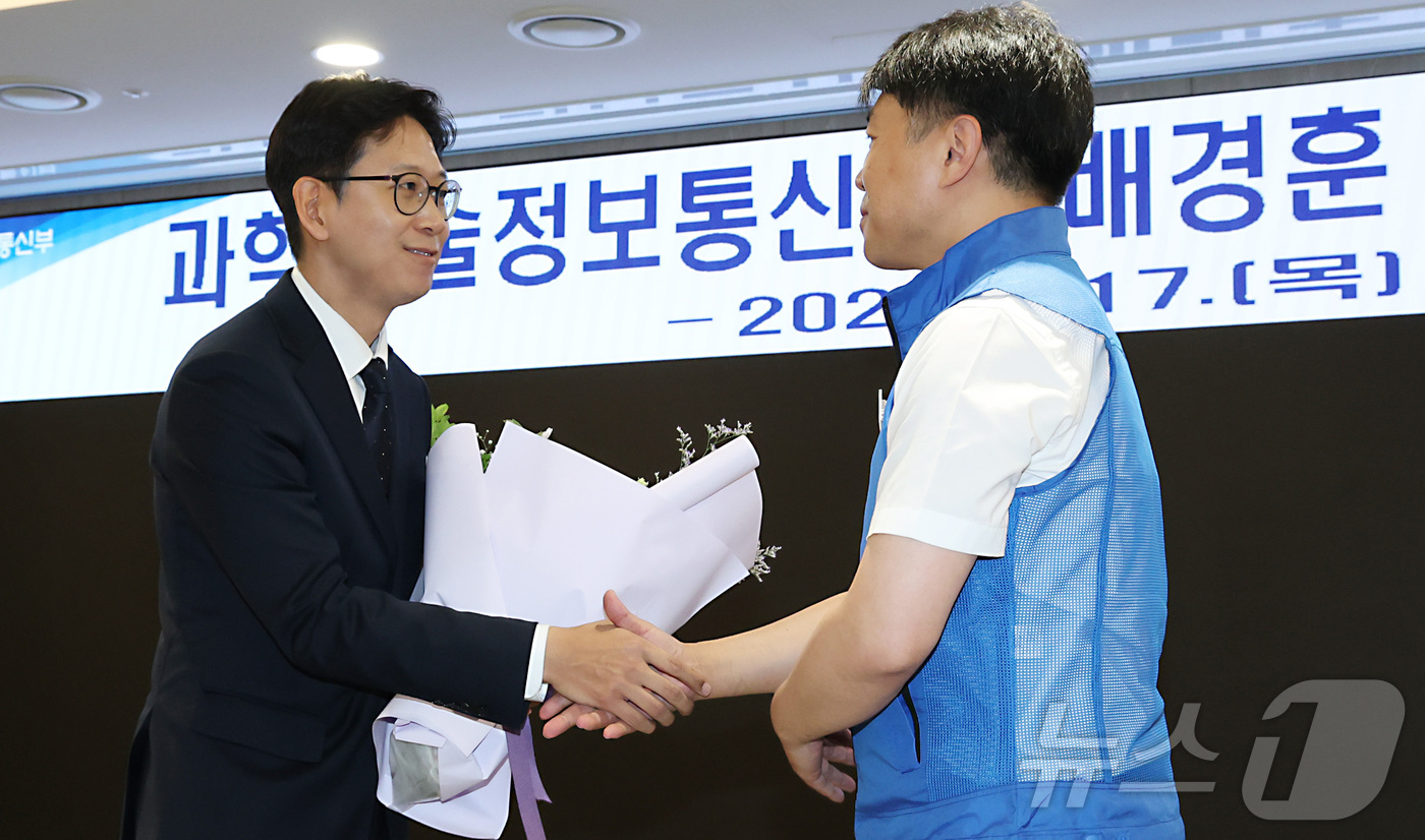 (세종=뉴스1) 김기남 기자 = 배경훈 과학기술정보통신부 장관이 17일 정부세종청사 과기정통부 대강당에서 열린 취임식을 마친 뒤 직원들로부터 꽃다발을 받고 있다. 2025.7.17 …