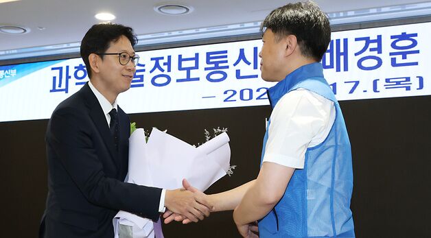 축하 꽃다발 받는 신임 배경훈 과기정통부 장관