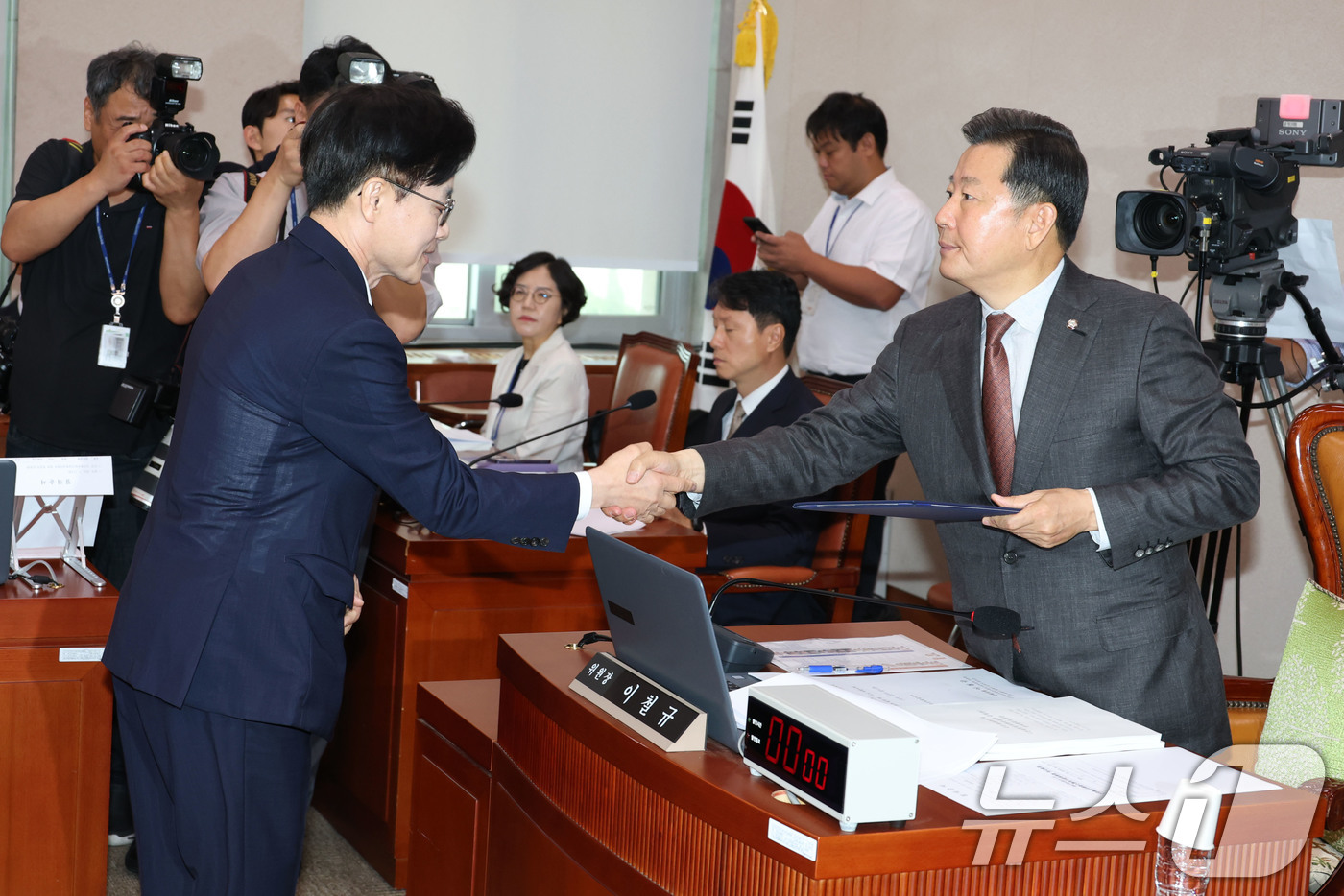 (서울=뉴스1) 이광호 기자 = 김정관 산업통상자원부 장관 후보자가 17일 오전 서울 여의도 국회 산업통상자원위원회 전체회의장에서 열린 인사청문회에서 이철규 위원장에게 선서문을 제 …