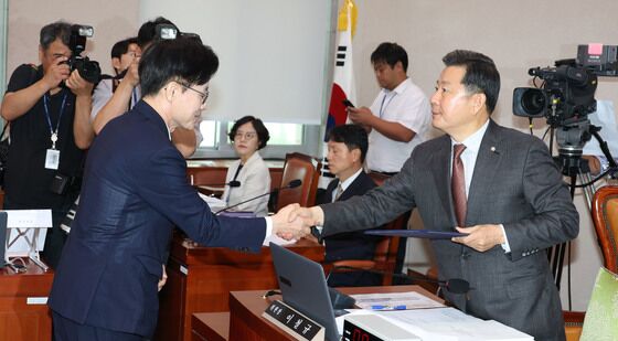선서문 제출하는 김정관 후보자
