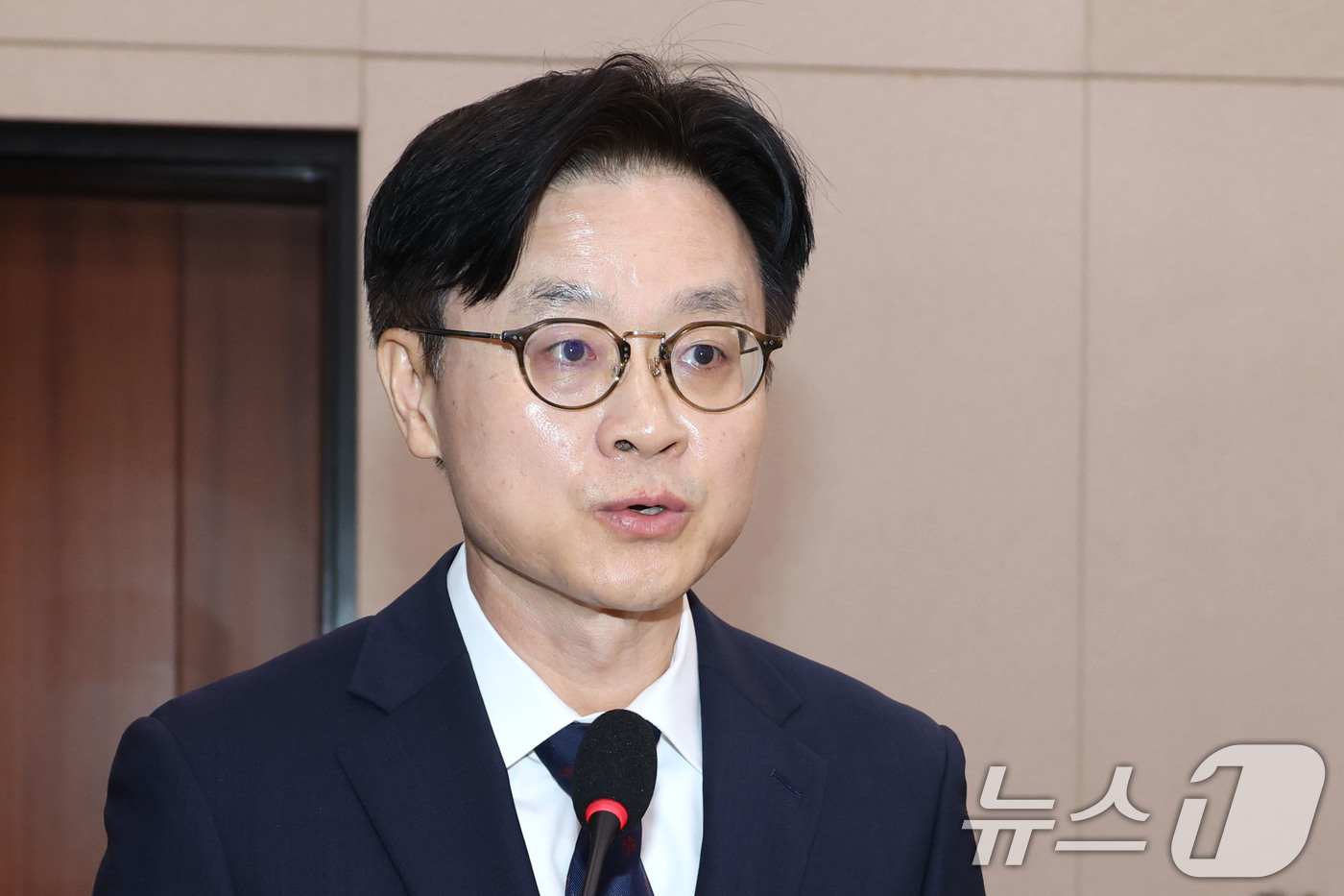 (서울=뉴스1) 이광호 기자 = 김정관 산업통상자원부 장관 후보자가 17일 오전 서울 여의도 국회 산업통상자원위원회 전체회의장에서 열린 인사청문회에서 모두발언을 하고 있다.  20 …