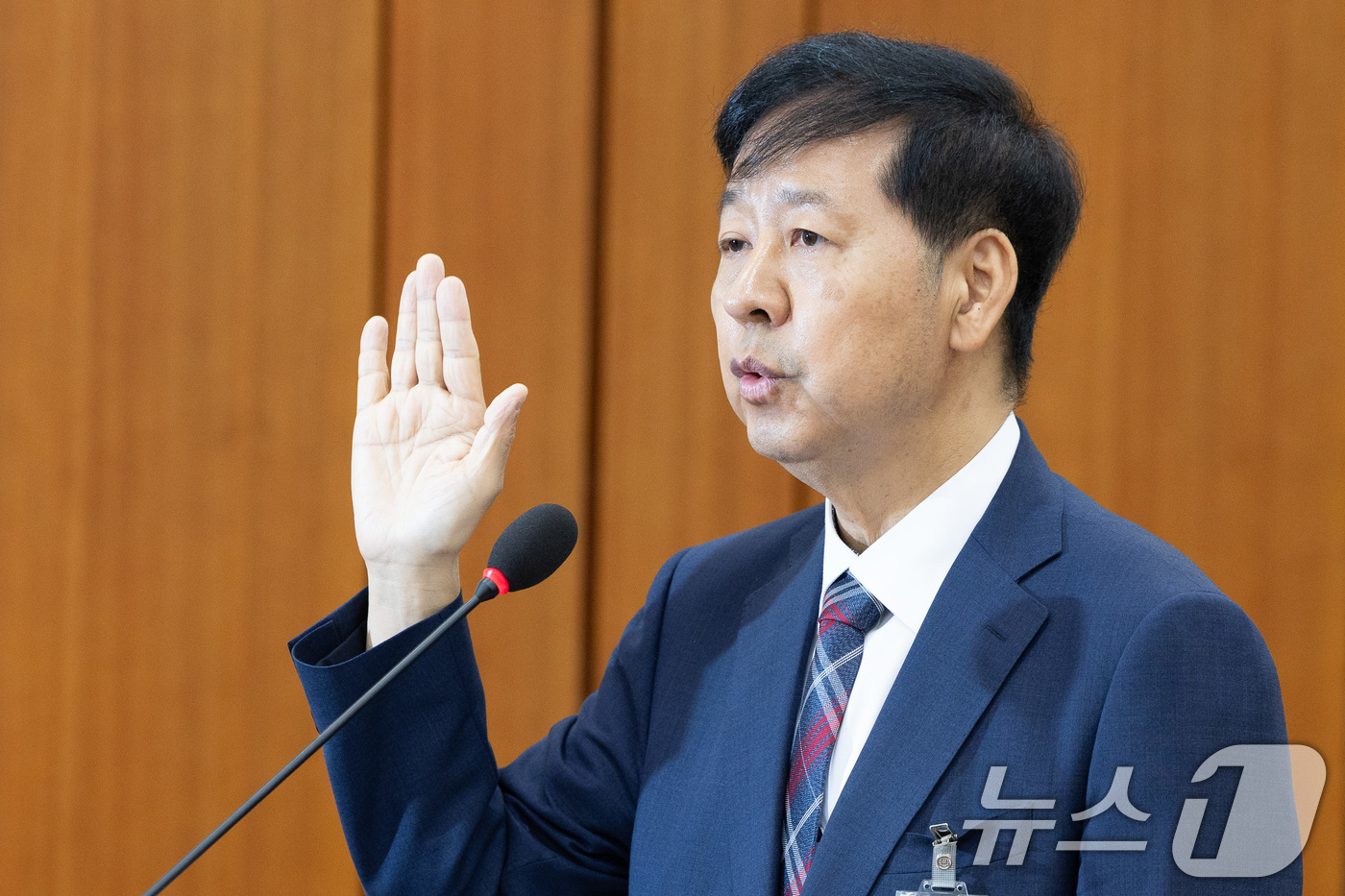 (서울=뉴스1) 유승관 기자 = 구윤철 부총리 겸 기획재정부 장관 후보자가 17일 서울 여의도 국회 기획재정위원회에서 열린 인사청문회에 출석해 선서하고 있다. 2025.7.17/뉴 …