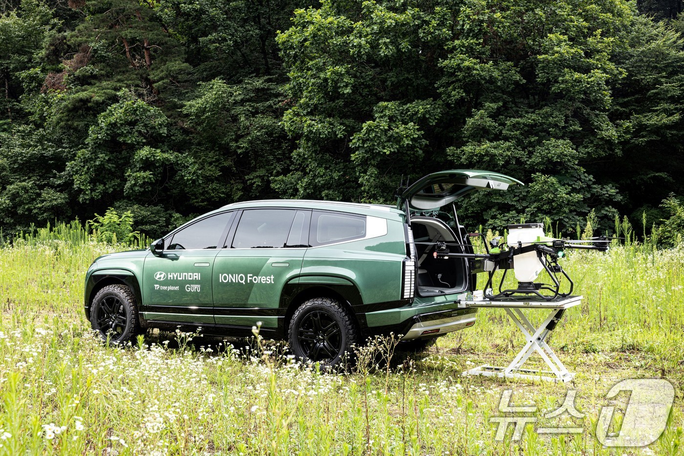 (서울=뉴스1) = 현대자동차가 '아이오닉 5'에 이어 '아이오닉 9' 기반의 드론 스테이션 구축을 완료하고 울진군 일대 생태 복원사업에 힘을 보탠다고 17일 밝혔다.사진은 '아이 …