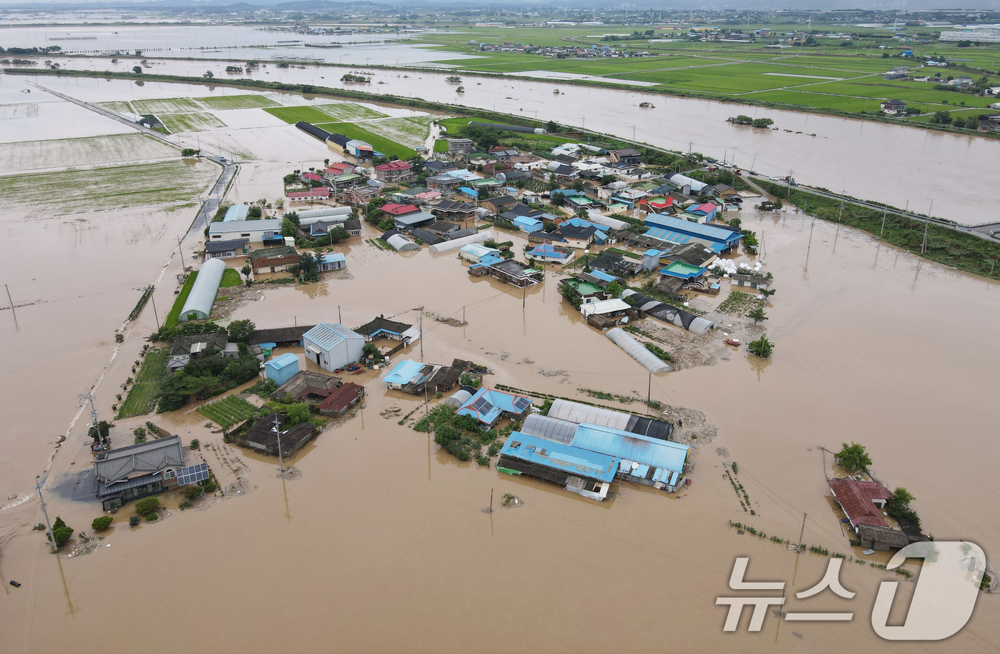 (예산=뉴스1) 김기태 기자 = 17일 오전 충남 예산군 삽교읍 용동3리 마을이 밤사이 내린 집중호우에 침수돼 있다. 2025.7.17/뉴스1