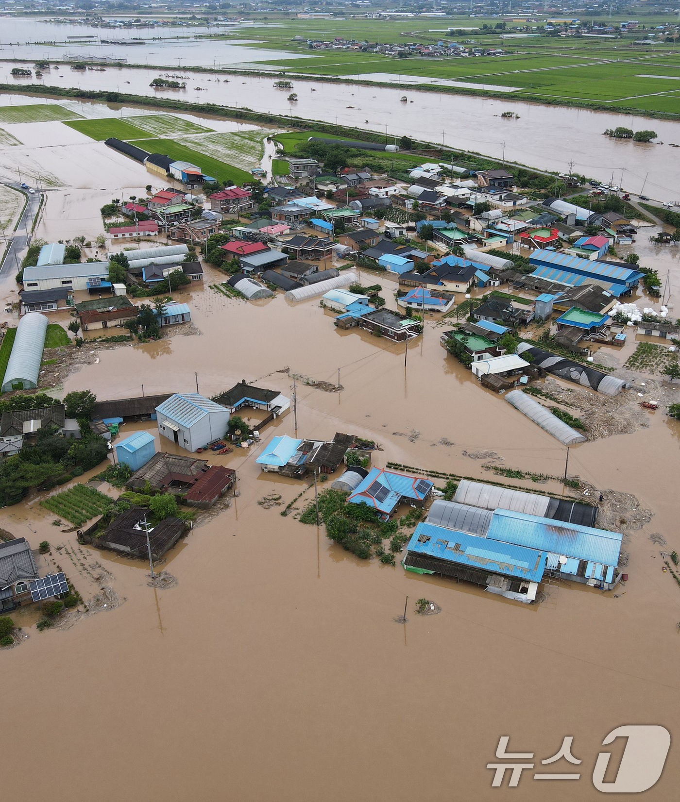 (예산=뉴스1) 김기태 기자 = 17일 오전 충남 예산군 삽교읍 용동3리 마을이 밤사이 내린 집중호우에 침수돼 있다. 2025.7.17/뉴스1