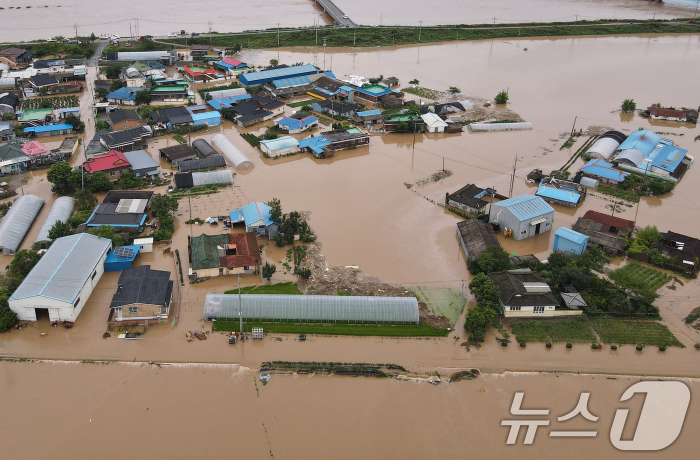 (예산=뉴스1) 김기태 기자 = 17일 오전 충남 예산군 삽교읍 용동3리 마을이 밤사이 내린 집중호우에 침수돼 있다. 2025.7.17/뉴스1