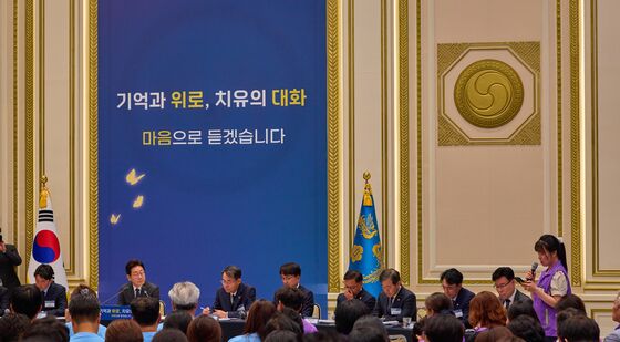 유가족 발언 경청하는 이재명 대통령