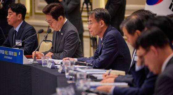 이재명 대통령, 유가족 발언 경청