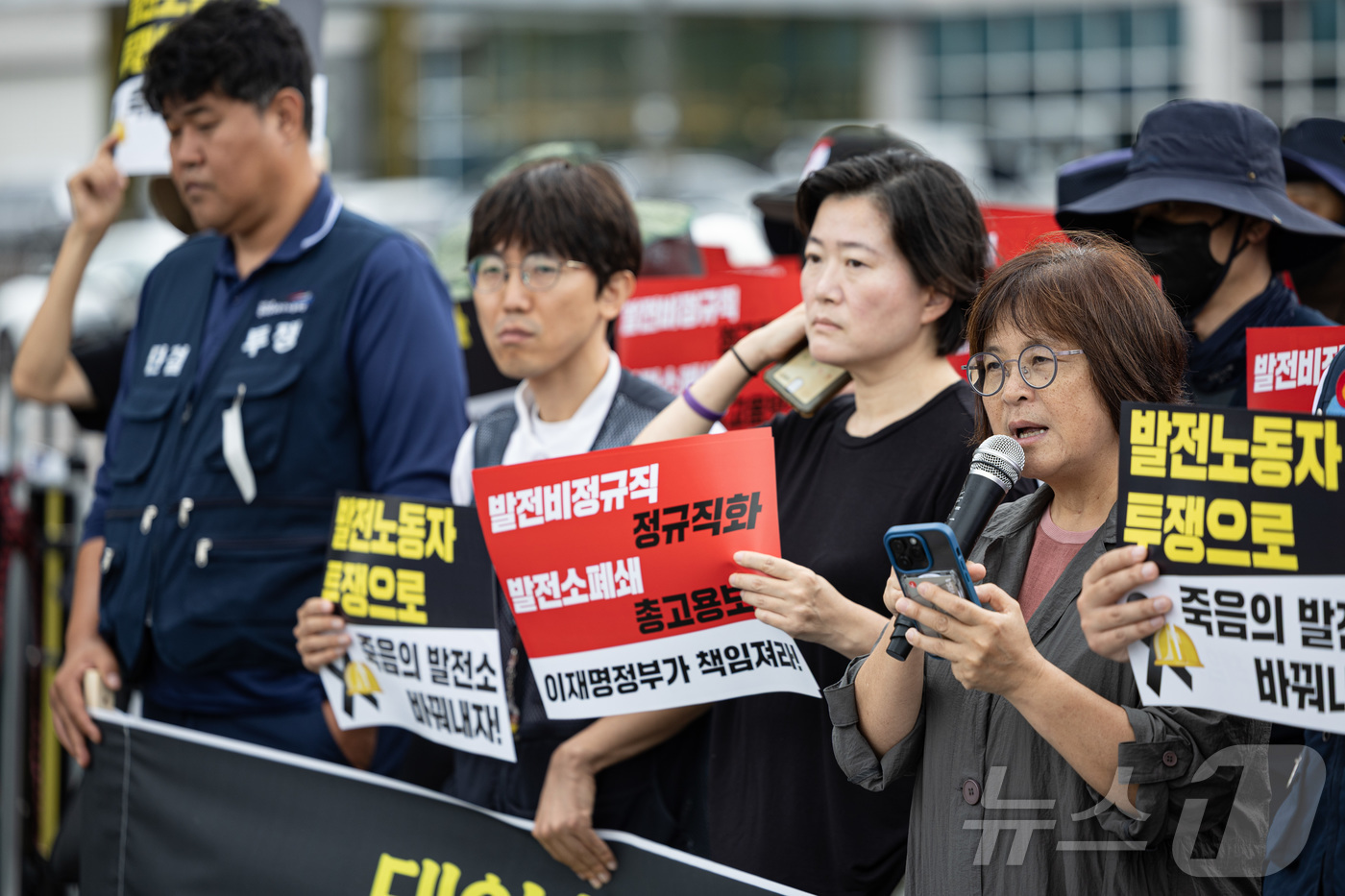 (서울=뉴스1) 이재명 기자 = 태안화력 고(故) 김충현 비정규직 노동자 사망사고 대책위원회 회원들이 17일 오전 서울 용산구 대통령실 앞에서 49재 입장발표 기자회견에서 발언을 …