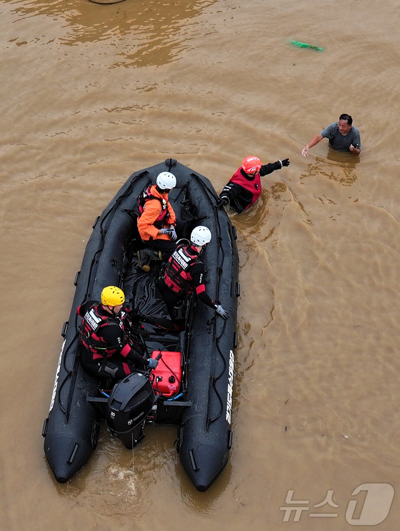 본문 이미지 - 충청권을 중심으로 호우특보가 내려진 17일 충남 당진시 행정동에서 경기도특수대응단이 역천 범람으로 고립된 주민을 구조하고 있다. 2025.7.17/뉴스1 ⓒ News1 김도우 기자