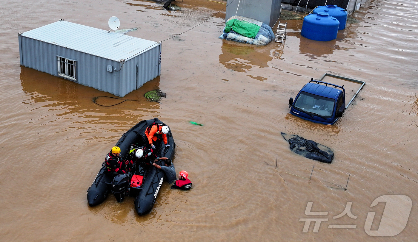 (당진=뉴스1) 김도우 기자 = 충청권을 중심으로 호우특보가 내려진 17일 충남 당진시 행정동에서 경기도특수대응단이 역천 범람으로 고립된 주민을 구조하고 있다. 2025.7.17/ …