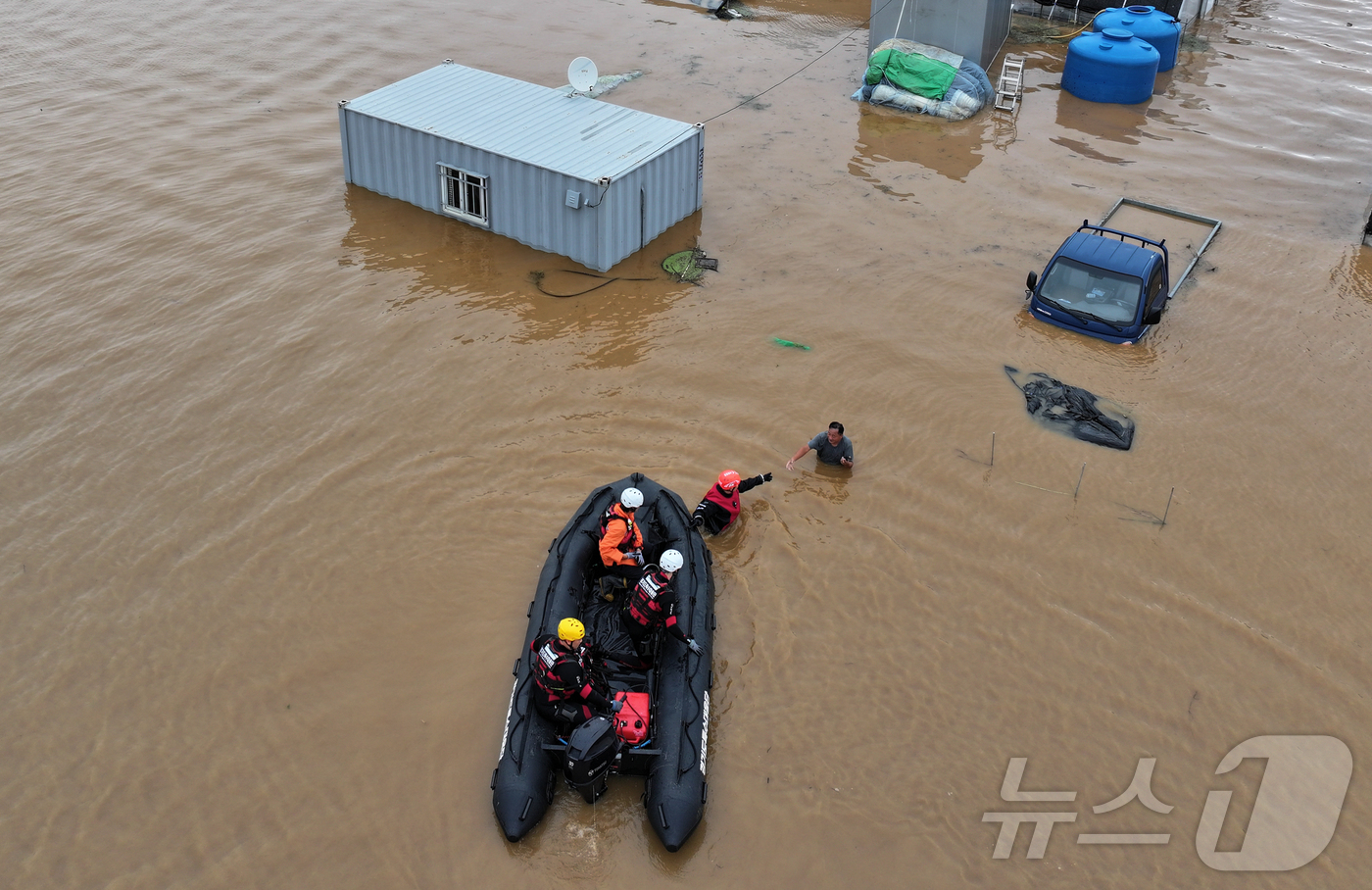 (당진=뉴스1) 김도우 기자 = 충청권을 중심으로 호우특보가 내려진 17일 충남 당진시 행정동에서 경기도특수대응단이 역천 범람으로 고립된 주민을 구조하고 있다. 2025.7.17/ …