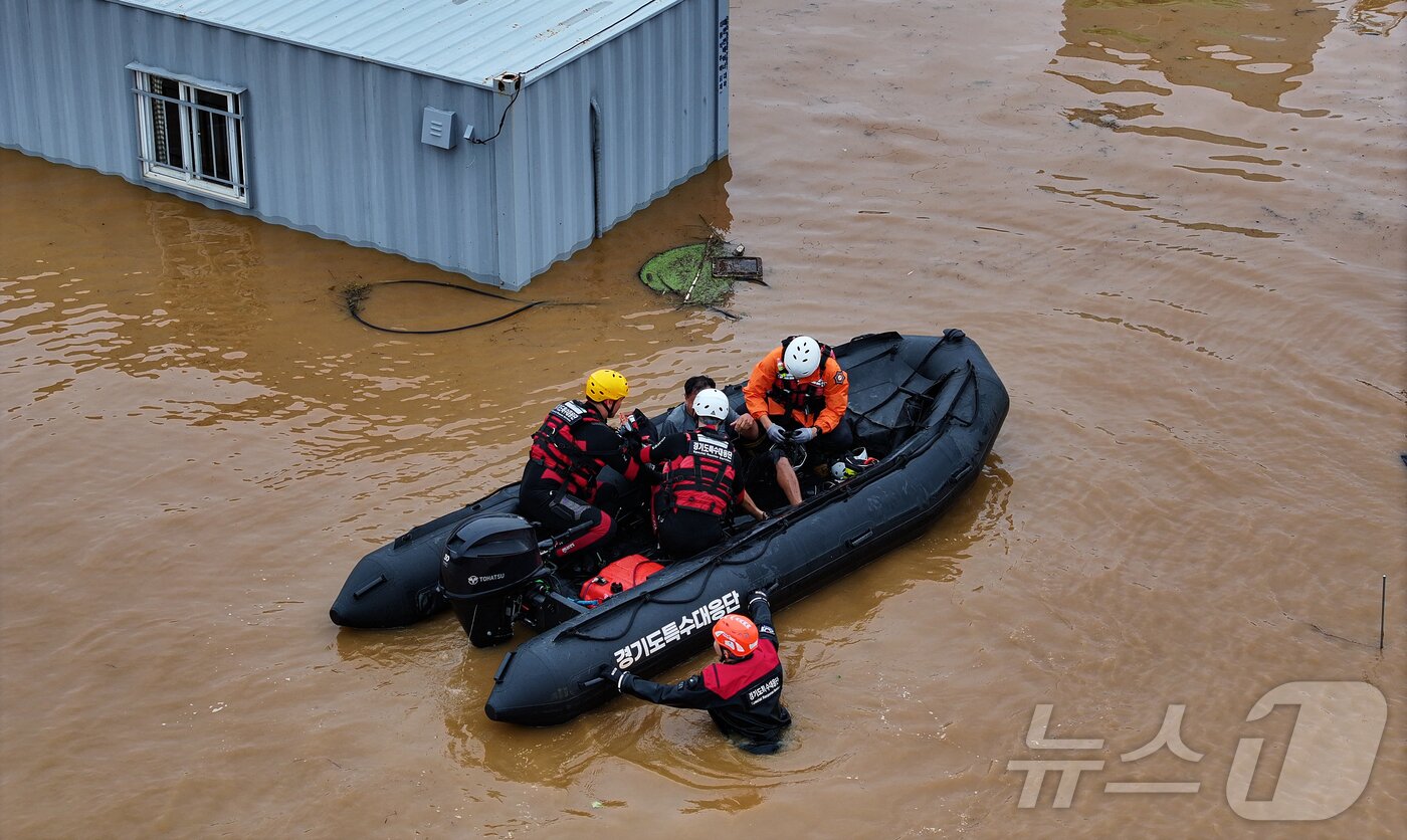 본문 이미지 - 충청권을 중심으로 호우특보가 내려진 17일 충남 당진시 행정동에서 경기도특수대응단이 역천 범람으로 고립된 주민을 구조하고 있다. 2025.7.17/뉴스1 ⓒ News1 김도우 기자