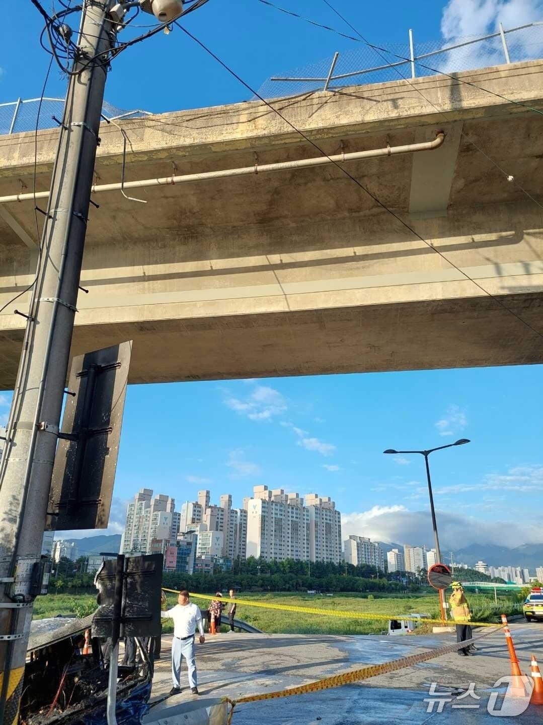 본문 이미지 - 지난해 9월 3일 오전 6시 35분쯤 강원 강릉시 홍제동 강릉대교에서 발생한 차량 추락 사망사고 수습 현장.&#40;강원도소방본부 제공. 재판매 및 DB 금지&#41;