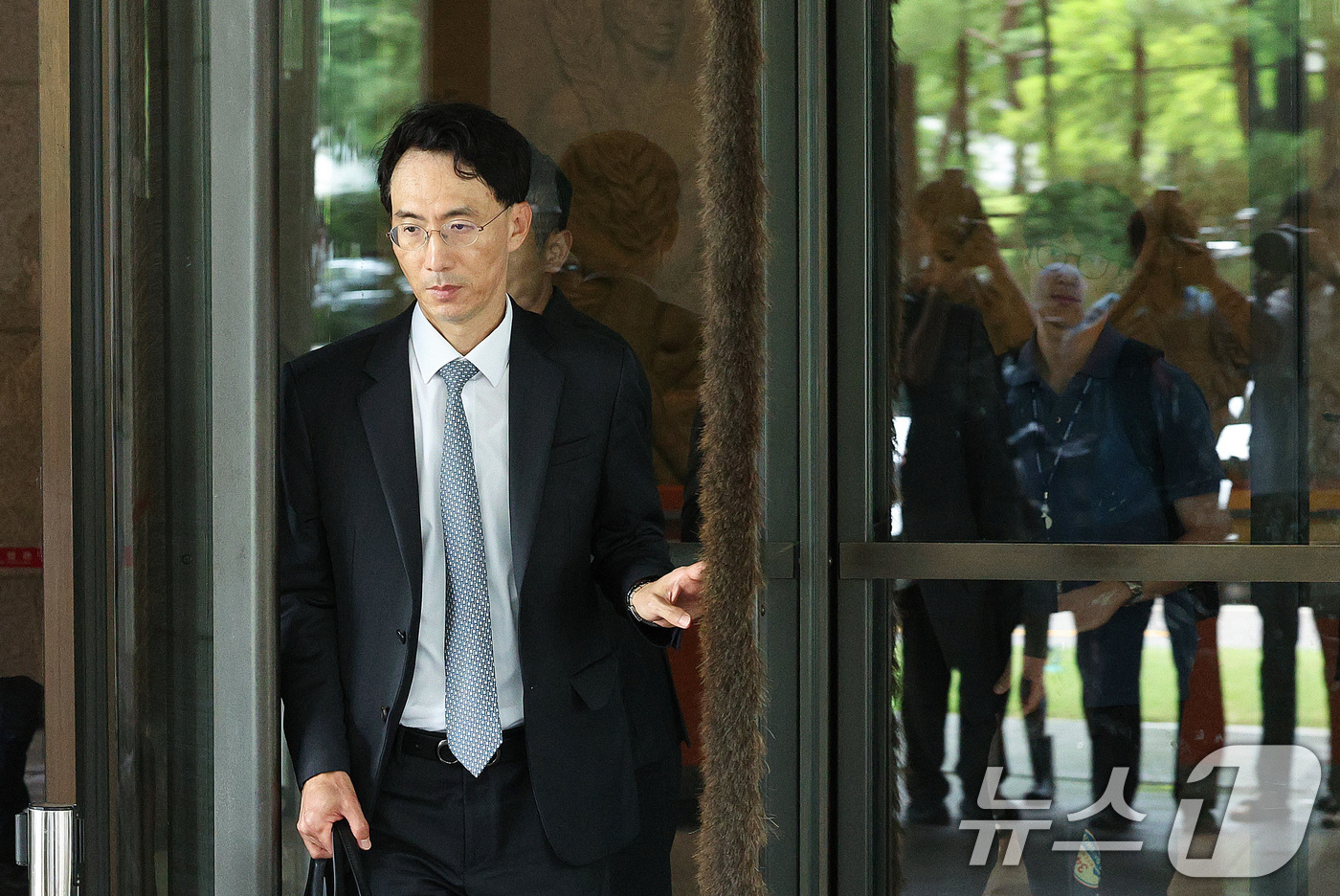 (서울=뉴스1) 신웅수 기자 = 이재용 삼성전자 회장의 변호인인 김유진 김앤장 변호사가 17일 오전 서울 서초구 대법원에서 열린 이 회장의 자본시장과 금융투자업에 관한 법률 위반 …