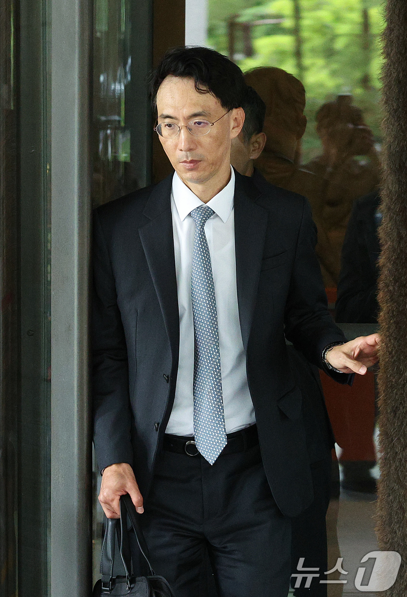 (서울=뉴스1) 신웅수 기자 = 이재용 삼성전자 회장의 변호인인 김유진 김앤장 변호사가 17일 오전 서울 서초구 대법원에서 열린 이 회장의 자본시장과 금융투자업에 관한 법률 위반 …