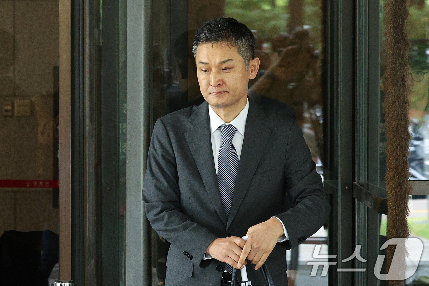 (서울=뉴스1) 신웅수 기자 = 이재용 삼성전자 회장의 변호인인 김현보 김앤장 변호사가 17일 오전 서울 서초구 대법원에서 열린 이 회장의 자본시장과 금융투자업에 관한 법률 위반 …