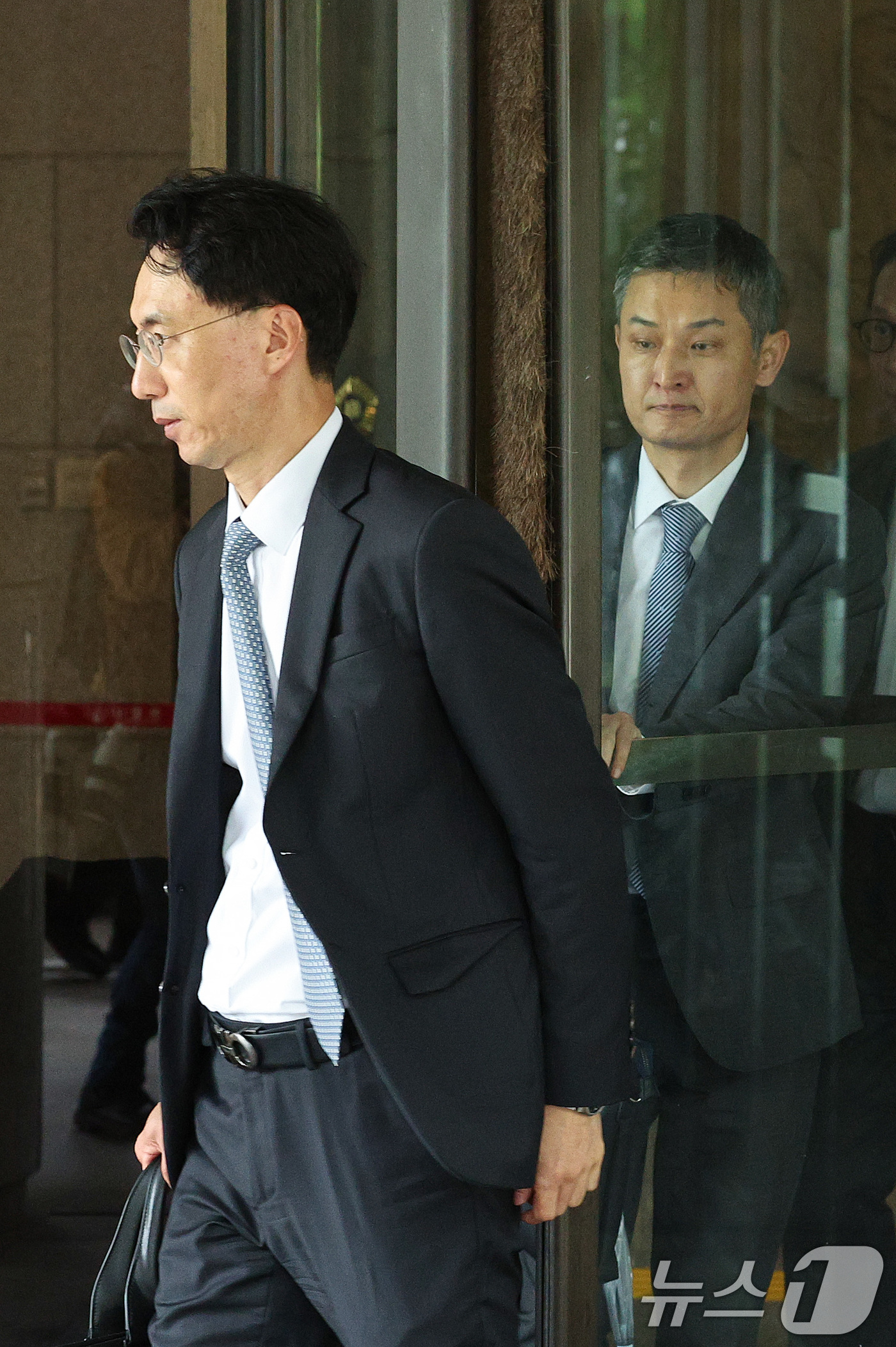 (서울=뉴스1) 신웅수 기자 = 이재용 삼성전자 회장의 변호인인 김유진, 김현보 김앤장 변호사가 17일 오전 서울 서초구 대법원에서 열린 이 회장의 자본시장과 금융투자업에 관한 법 …