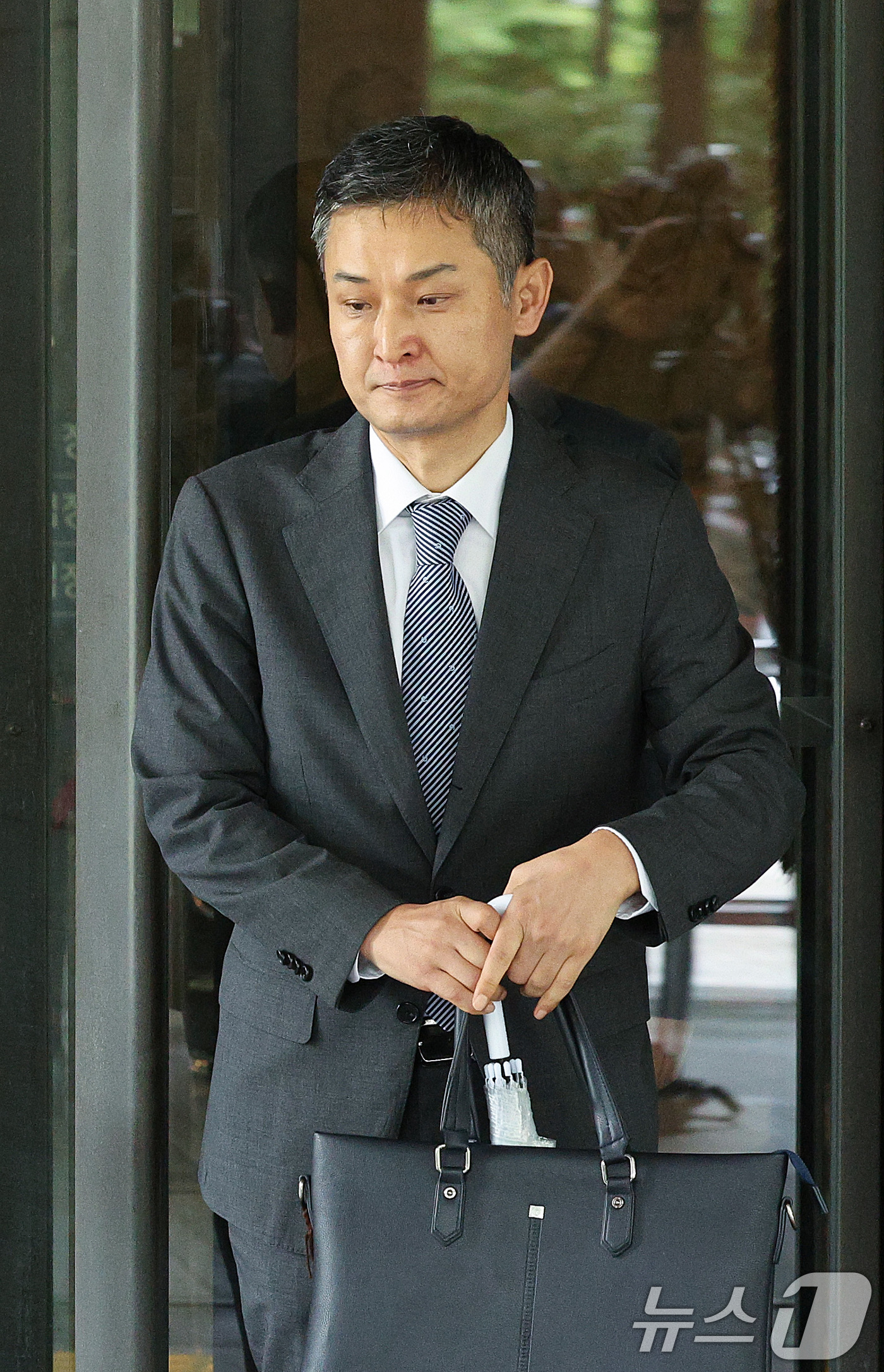 (서울=뉴스1) 신웅수 기자 = 이재용 삼성전자 회장의 변호인인 김현보 김앤장 변호사가 17일 오전 서울 서초구 대법원에서 열린 이 회장의 자본시장과 금융투자업에 관한 법률 위반 …