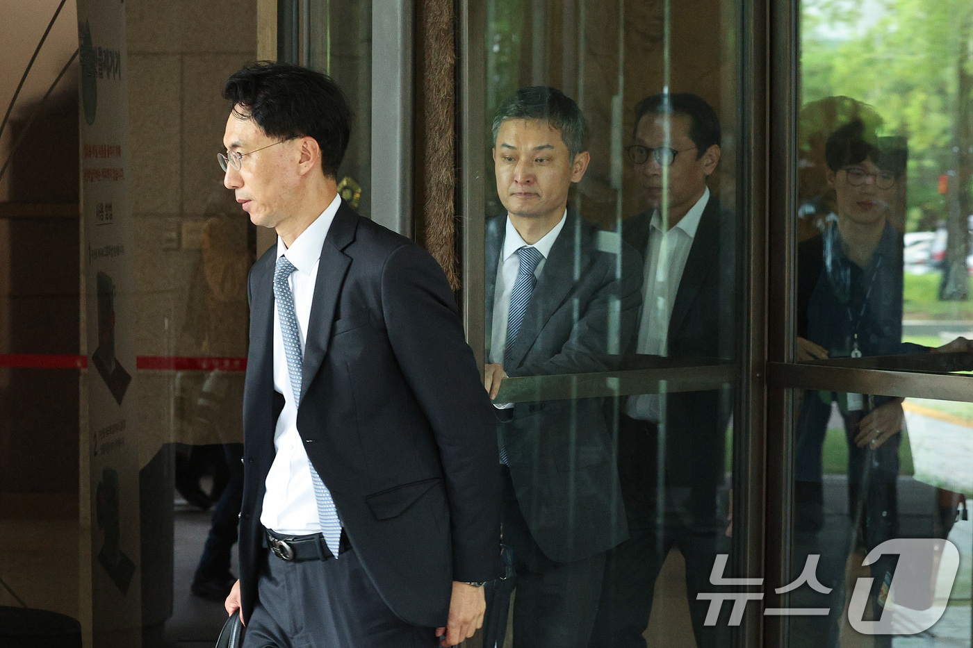 (서울=뉴스1) 신웅수 기자 = 이재용 삼성전자 회장의 변호인인 김유진, 김현보 김앤장 변호사가 17일 오전 서울 서초구 대법원에서 열린 이 회장의 자본시장과 금융투자업에 관한 법 …