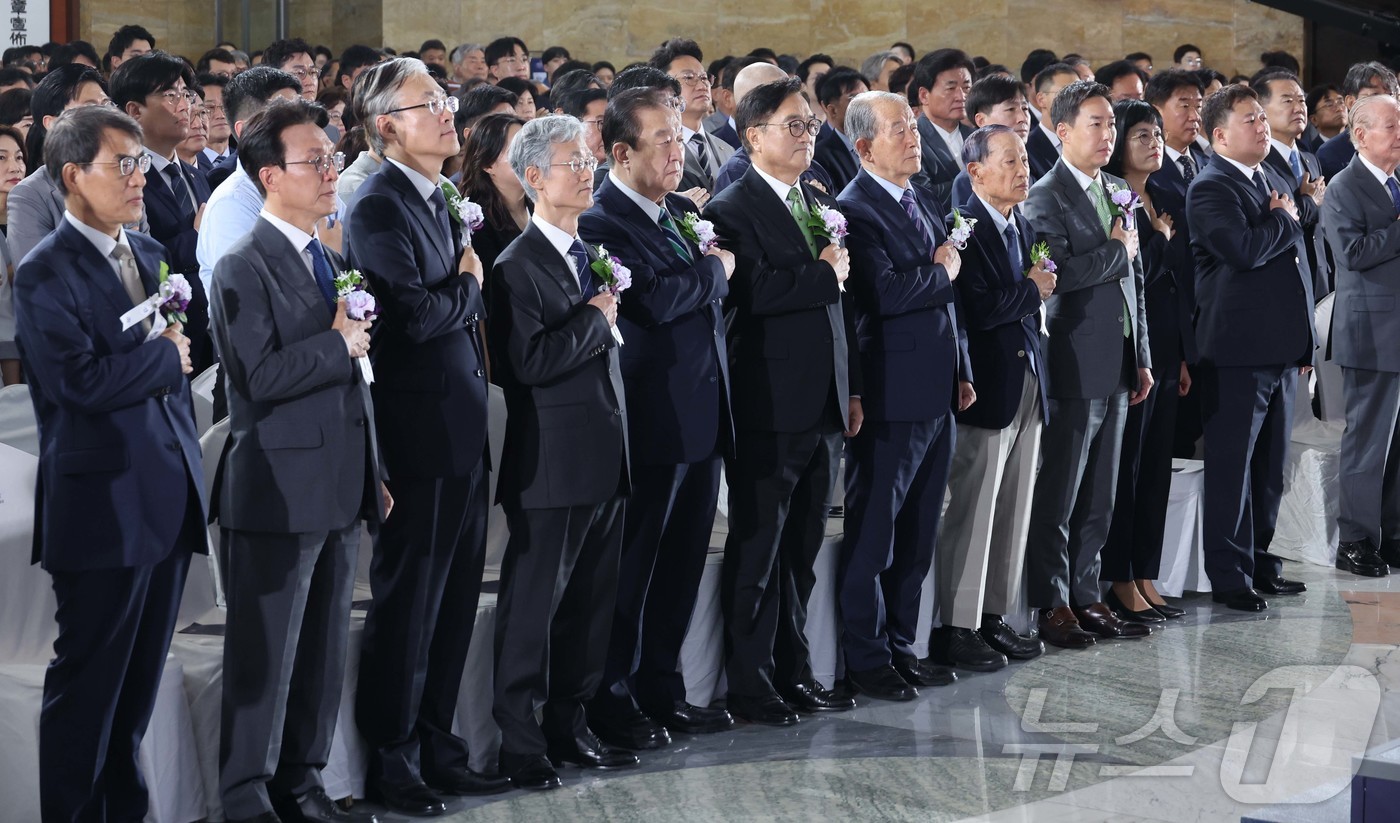 (서울=뉴스1) 국회사진기자단 = 우원식 국회의장, 조희대 대법원장, 김형두 헌법재판소장 권한대행, 김민석 국무총리, 정대철 헌정회장을 비롯한 참석자들이 17일 서울 여의도 국회에 …