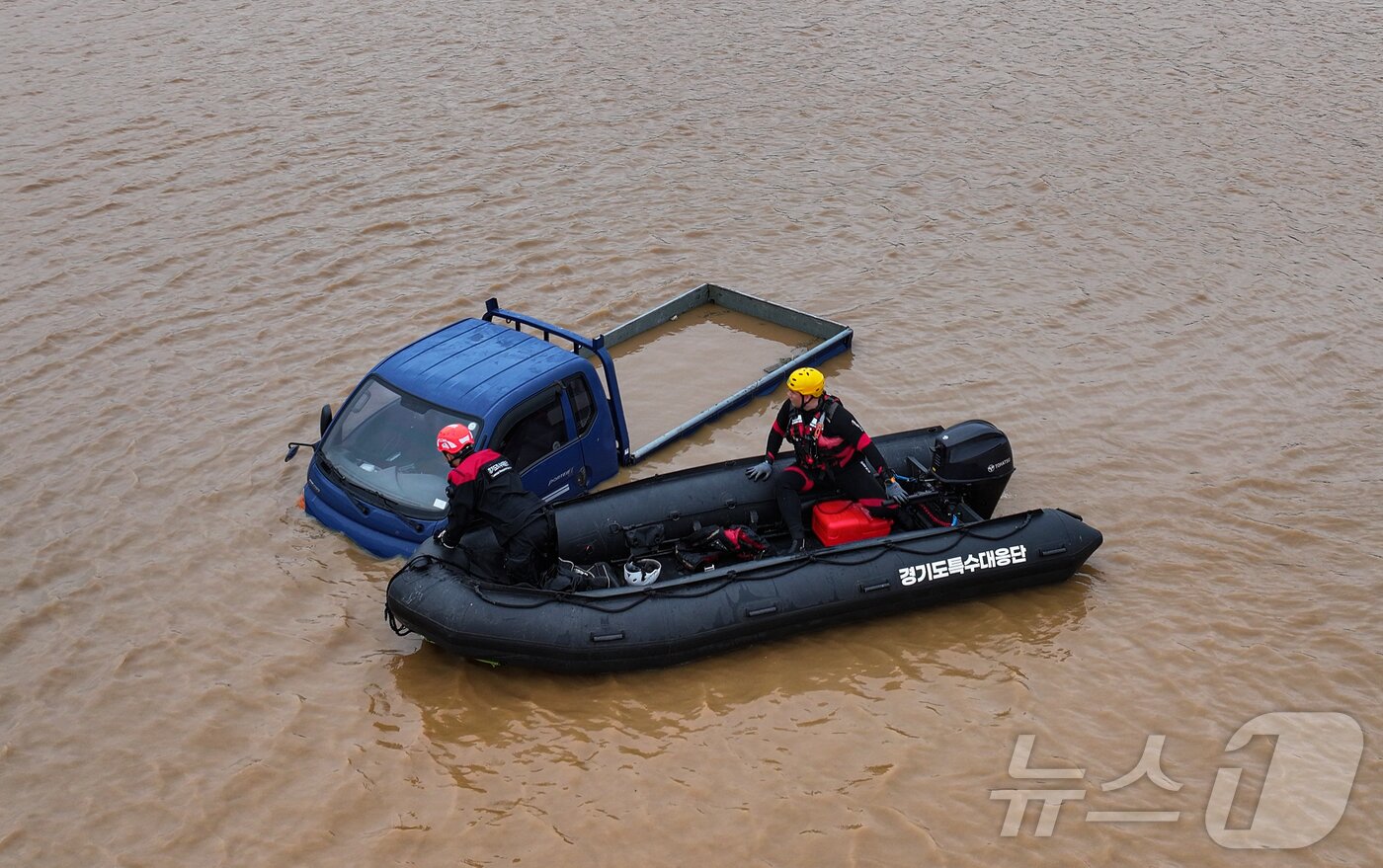 본문 이미지 - 충청권을 중심으로 호우특보가 내려진 17일 충남 당진시 행정동에서 경기도특수대응단이 차량 내부를 살펴보고 있다. 2025.7.17/뉴스1 ⓒ News1 김도우 기자