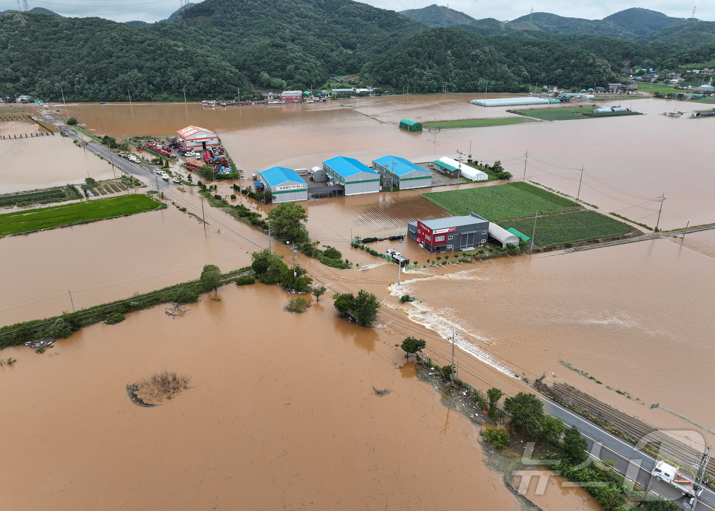 (당진=뉴스1) 김도우 기자 = 충청권을 중심으로 호우특보가 내려진 17일 충남 당진시 행정동 일대가 역천 범람으로 침수돼 있다. 2025.7.17/뉴스1