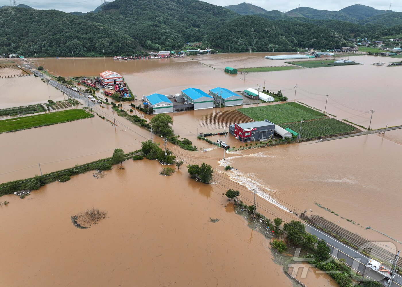 본문 이미지 - 충청권을 중심으로 호우특보가 내려진 17일 충남 당진시 행정동 일대가 역천 범람으로 침수돼 있다. 2025.7.17/뉴스1 ⓒ News1 김도우 기자