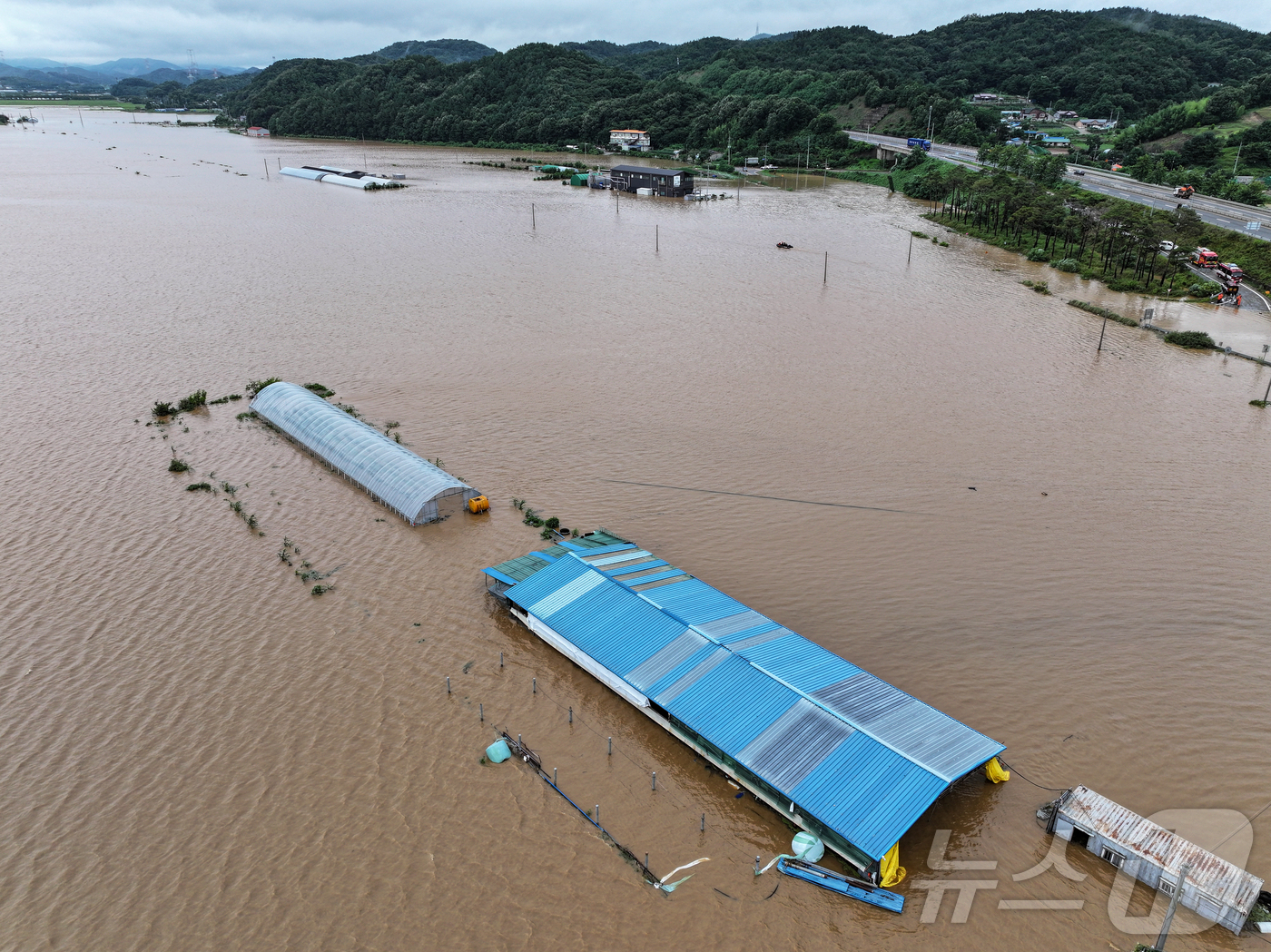 (당진=뉴스1) 김도우 기자 = 충청권을 중심으로 호우특보가 내려진 17일 충남 당진시 행정동 일대가 역천 범람으로 침수돼 있다. 2025.7.17/뉴스1