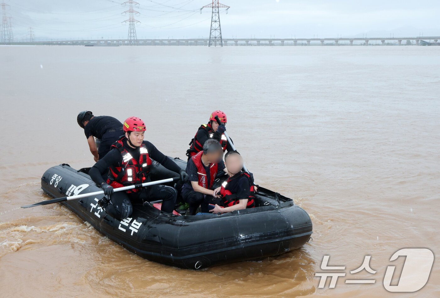 본문 이미지 - 17일 오전 충남 예산군 삽교읍 용동2리에서 제방이 붕괴돼 중앙119구조본부 충청강원 119특수구조대 대원들이 보트로 주민을 구조하고 있다. 2025.7.17/뉴스1 ⓒ News1 김기태 기자