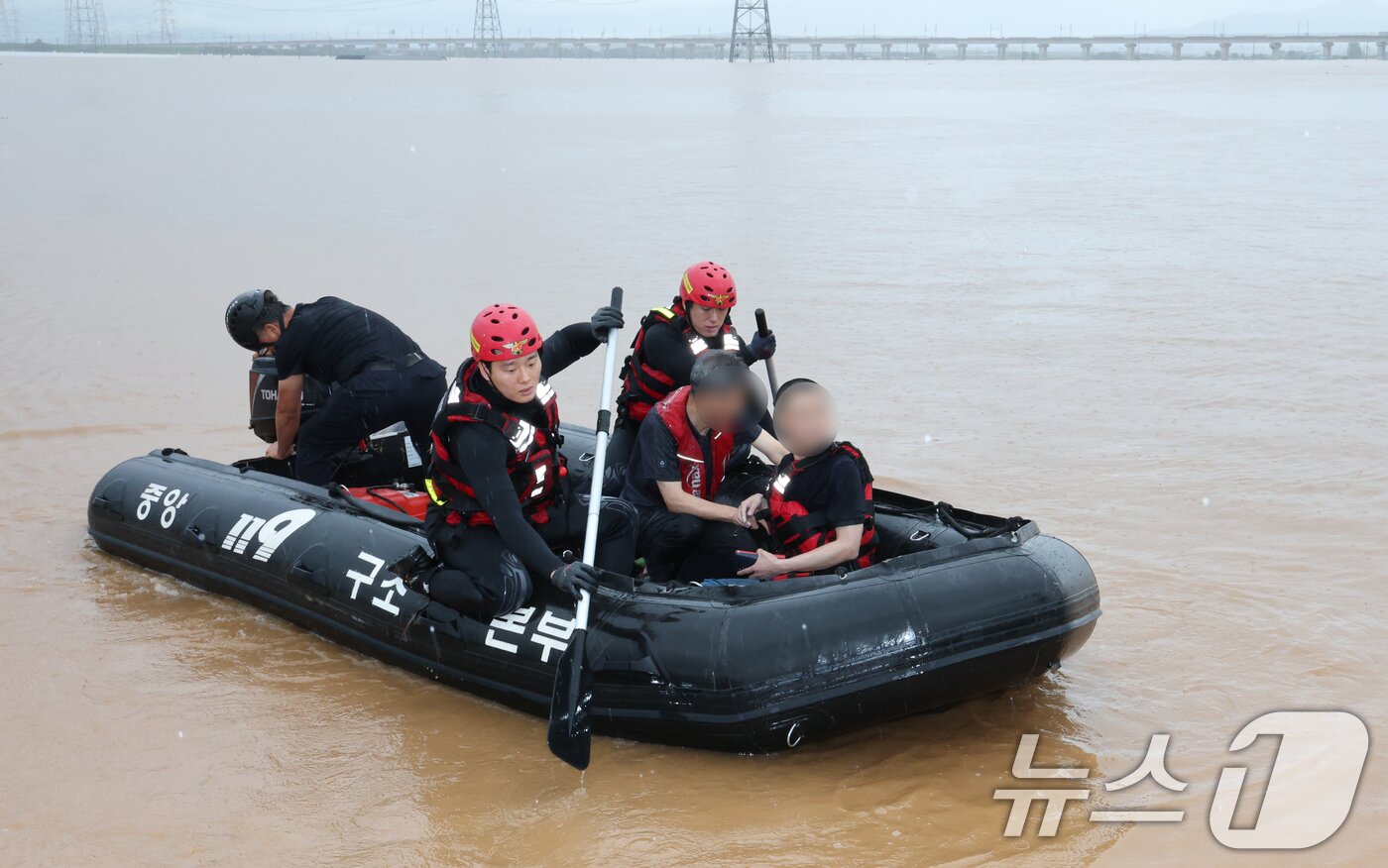 본문 이미지 - 17일 오전 충남 예산군 삽교읍 용동2리에서 제방이 붕괴돼 중앙119구조본부 충청강원 119특수구조대 대원들이 보트로 주민을 구조하고 있다. 2025.7.17/뉴스1 ⓒ News1 김기태 기자